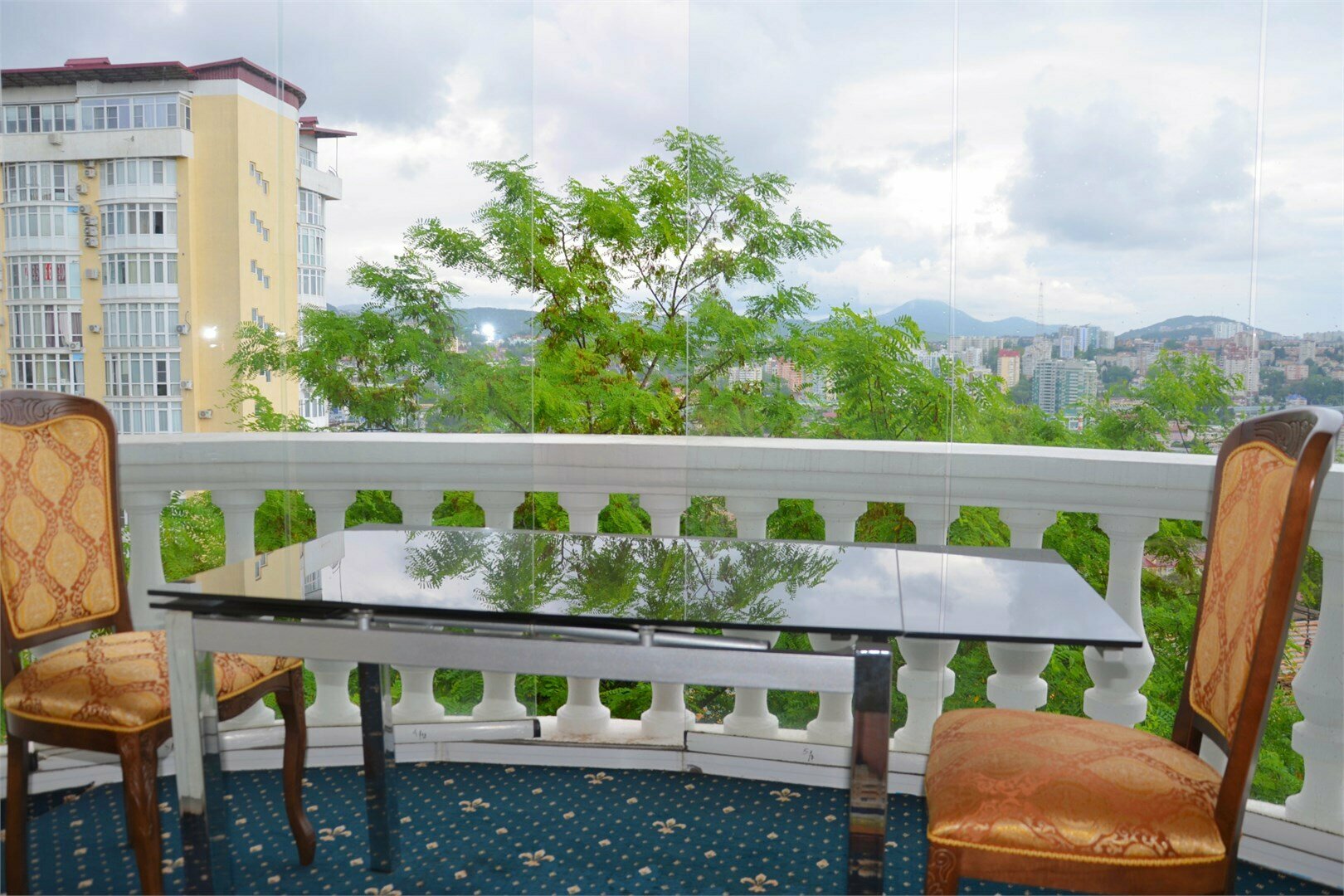 Люкс с балконом и кухней