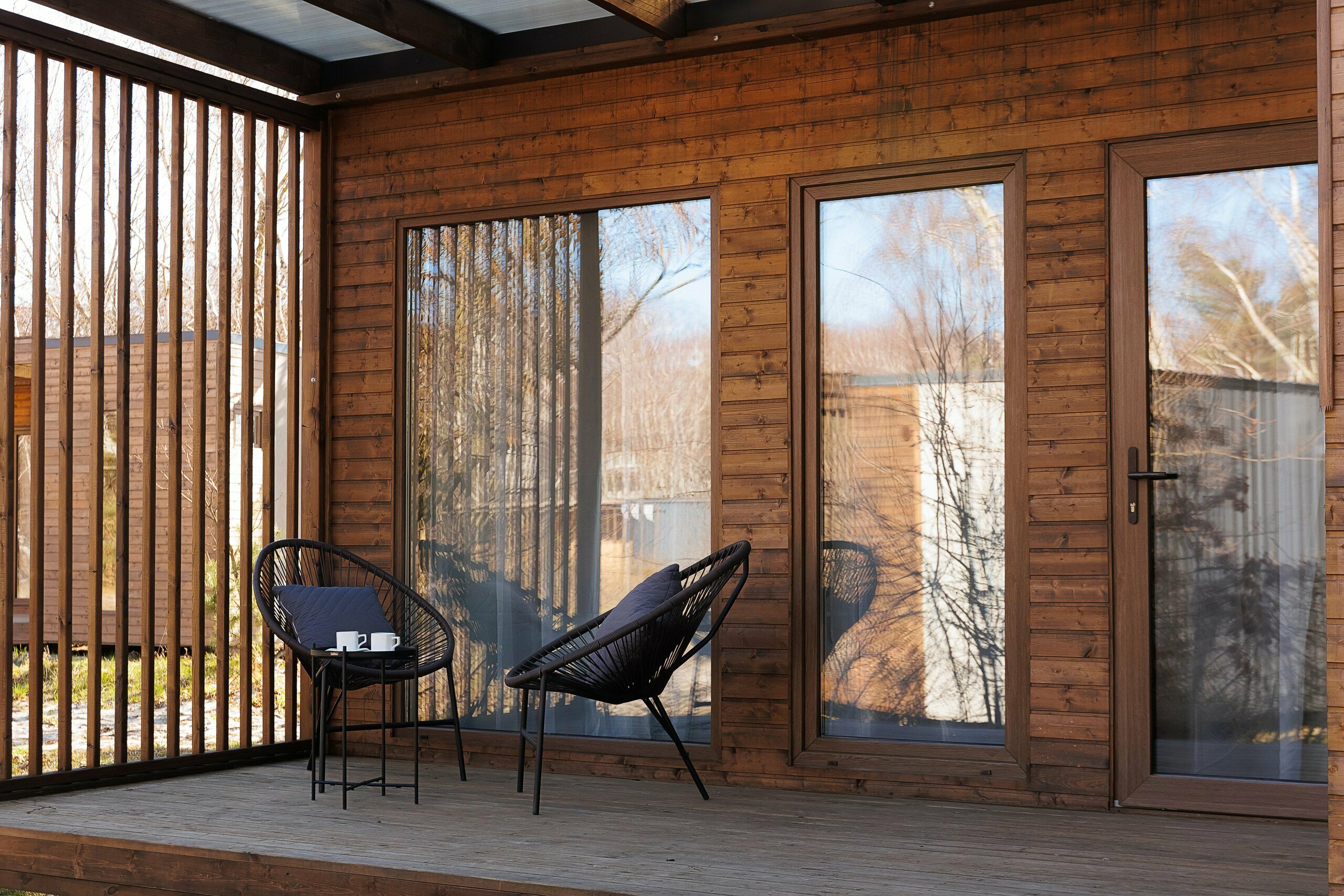 Однокомнатный домик с панорамными окнами и террасой