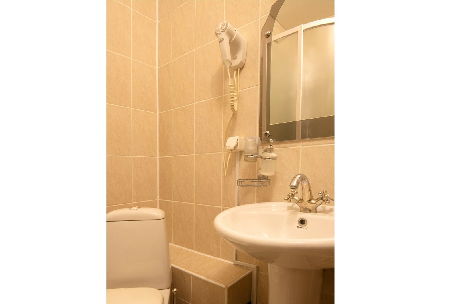 Апартаменты 3х местные с одной двуспальной кроватью, одной односпальной кроватью+два кресла-кровати