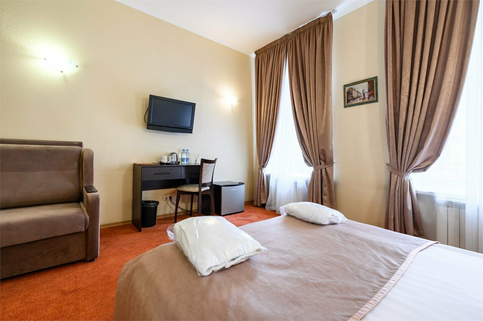 Улучшенная двухместная комната с 1 или 2 кроватями и диваном-кроватью