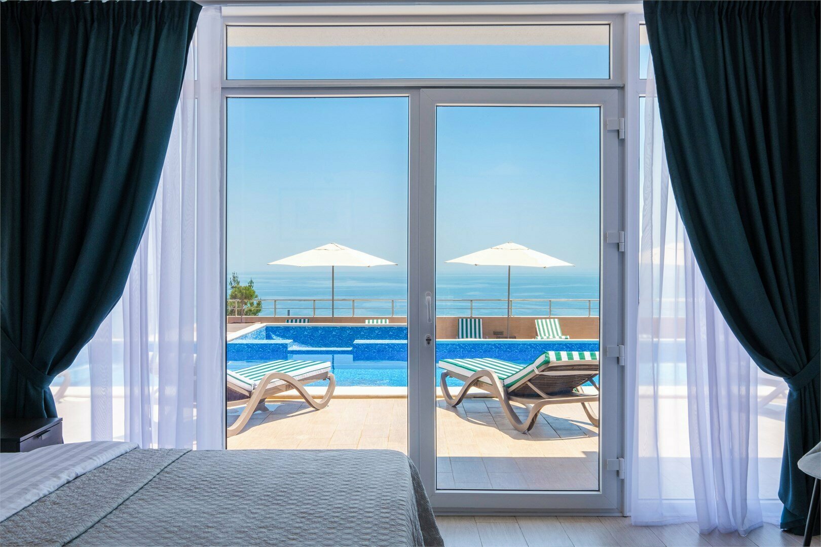 Номер с выходом к бассейну и видом на море
