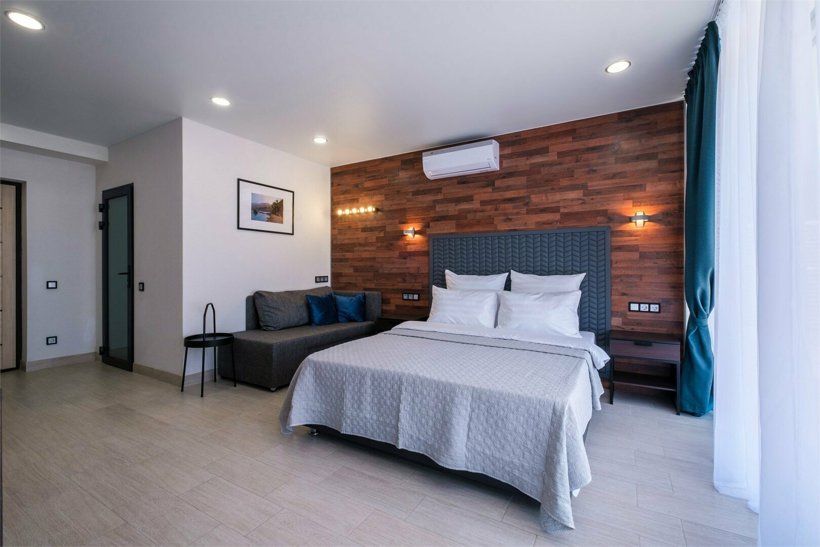 Номер с выходом к бассейну и видом на море