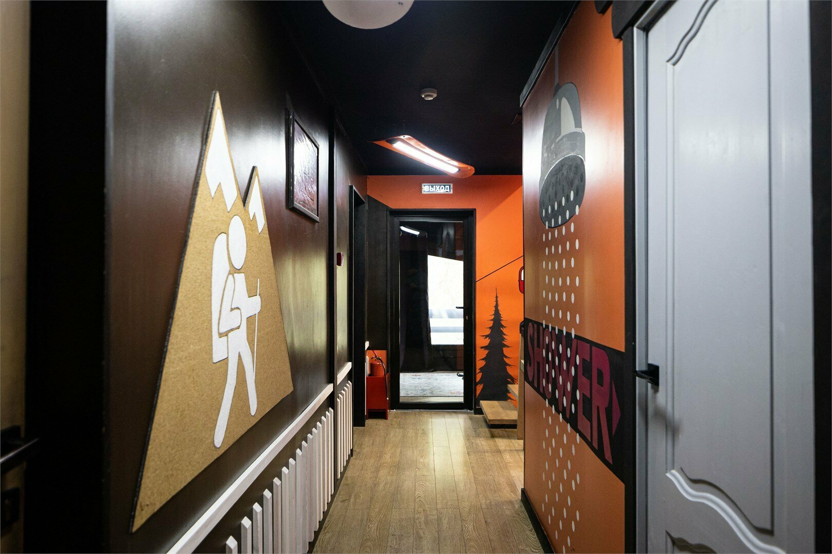 Односпальная кровать в общем номере с 4 кроватями