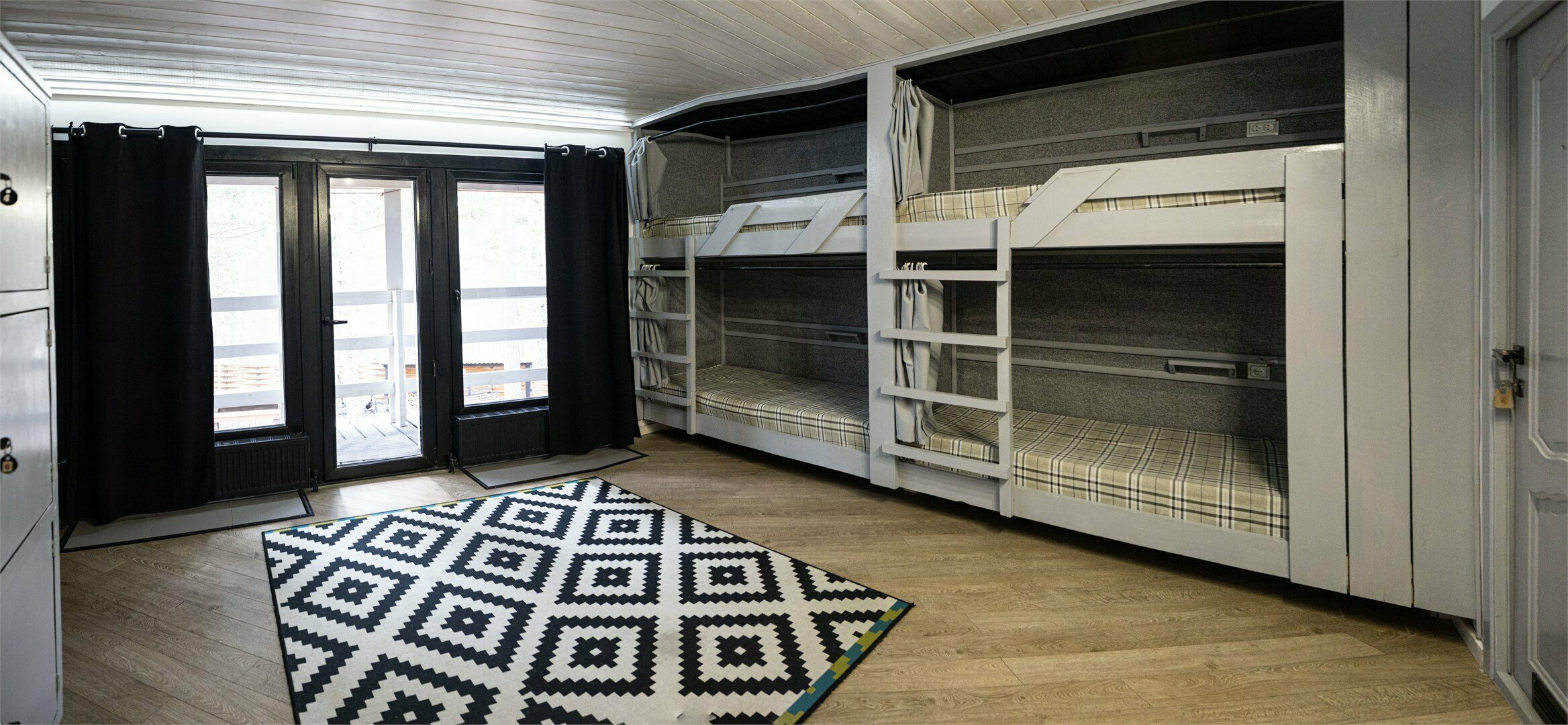 Односпальная кровать в общем номере с 6 кроватями