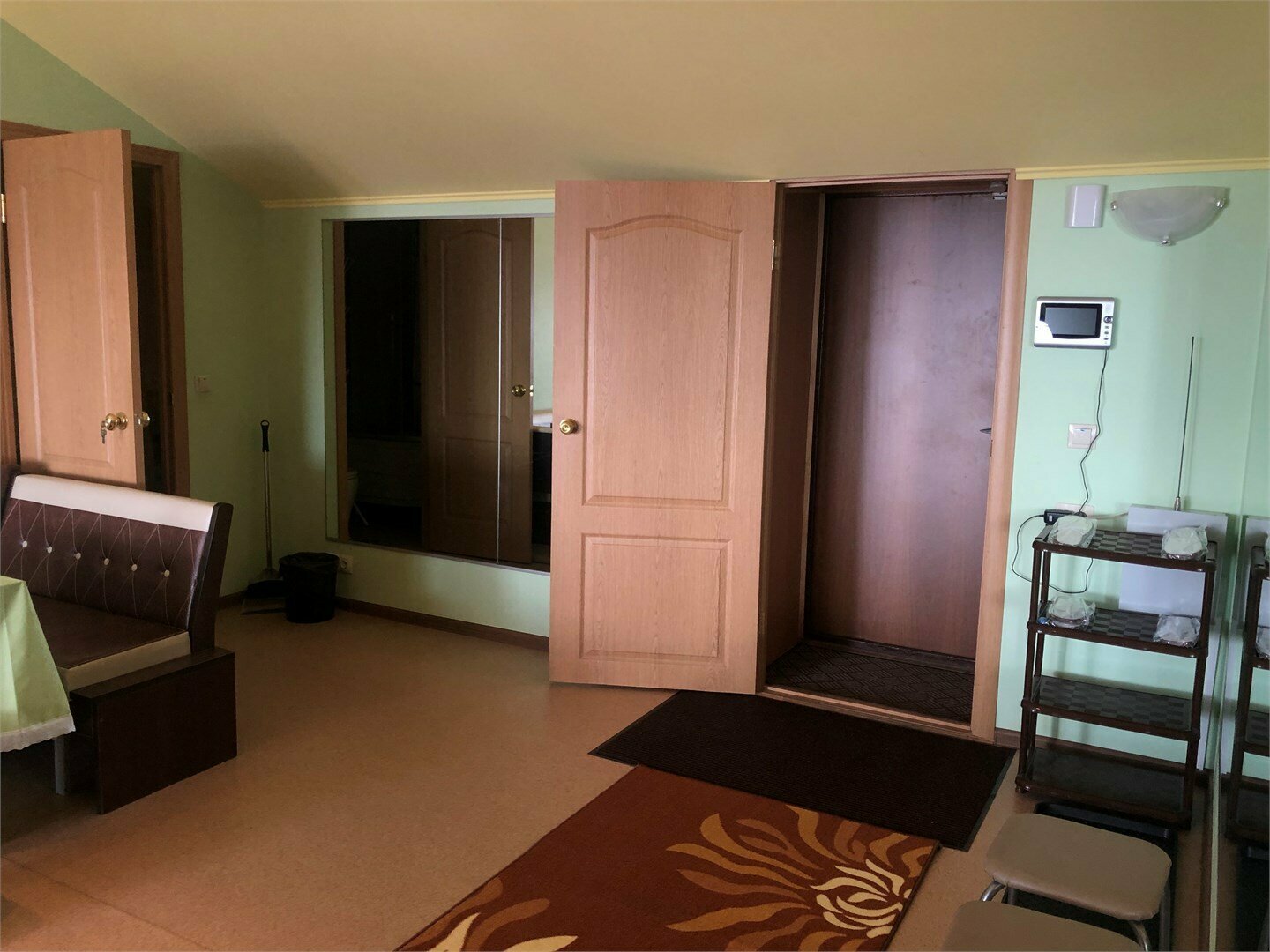 Двухместный номер с 2 отдельными кроватями и общей ванной комнатой