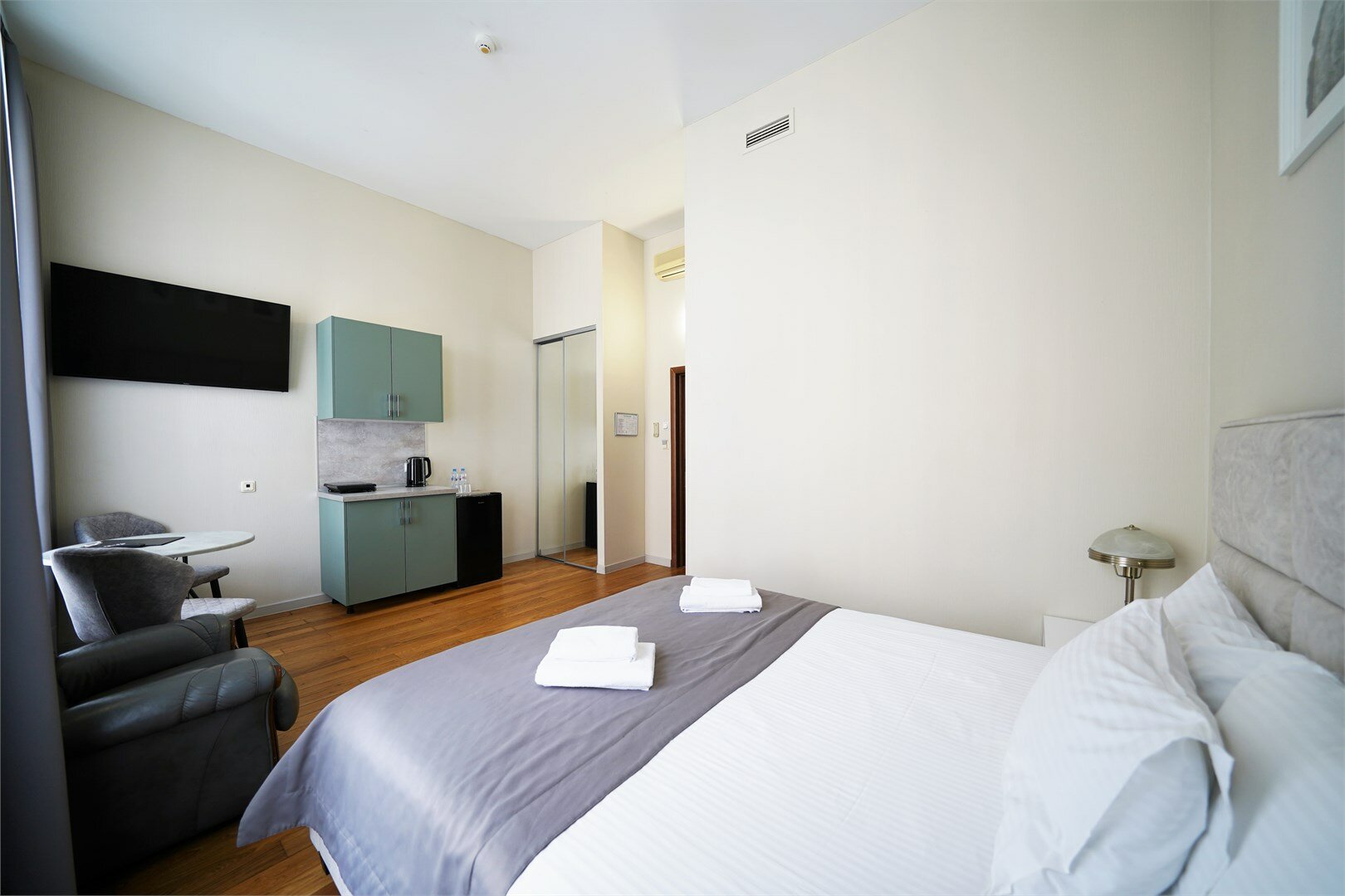 Меблированная комната с видом на ул. Гороховую