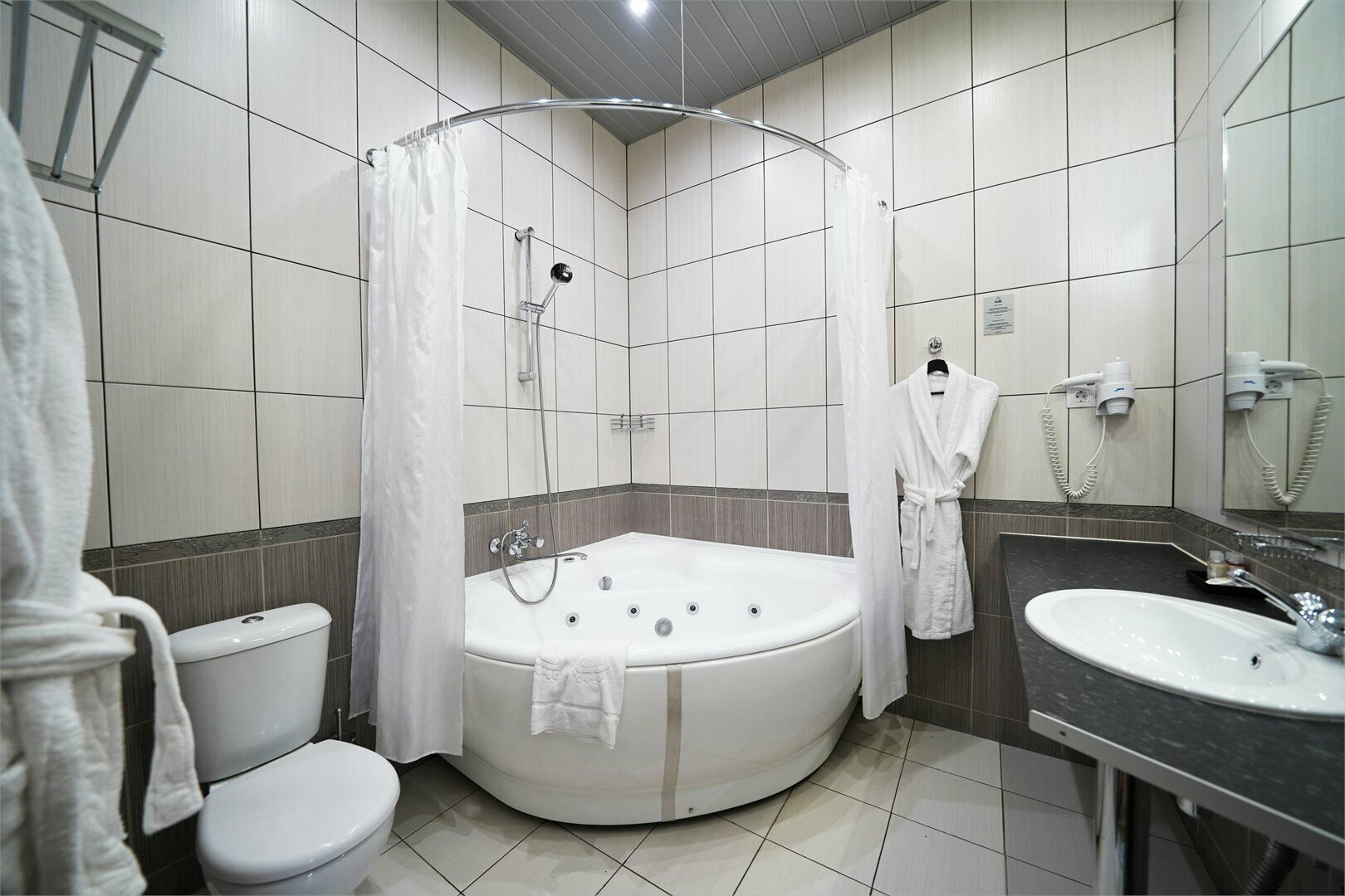 Меблированная комната с джакузи