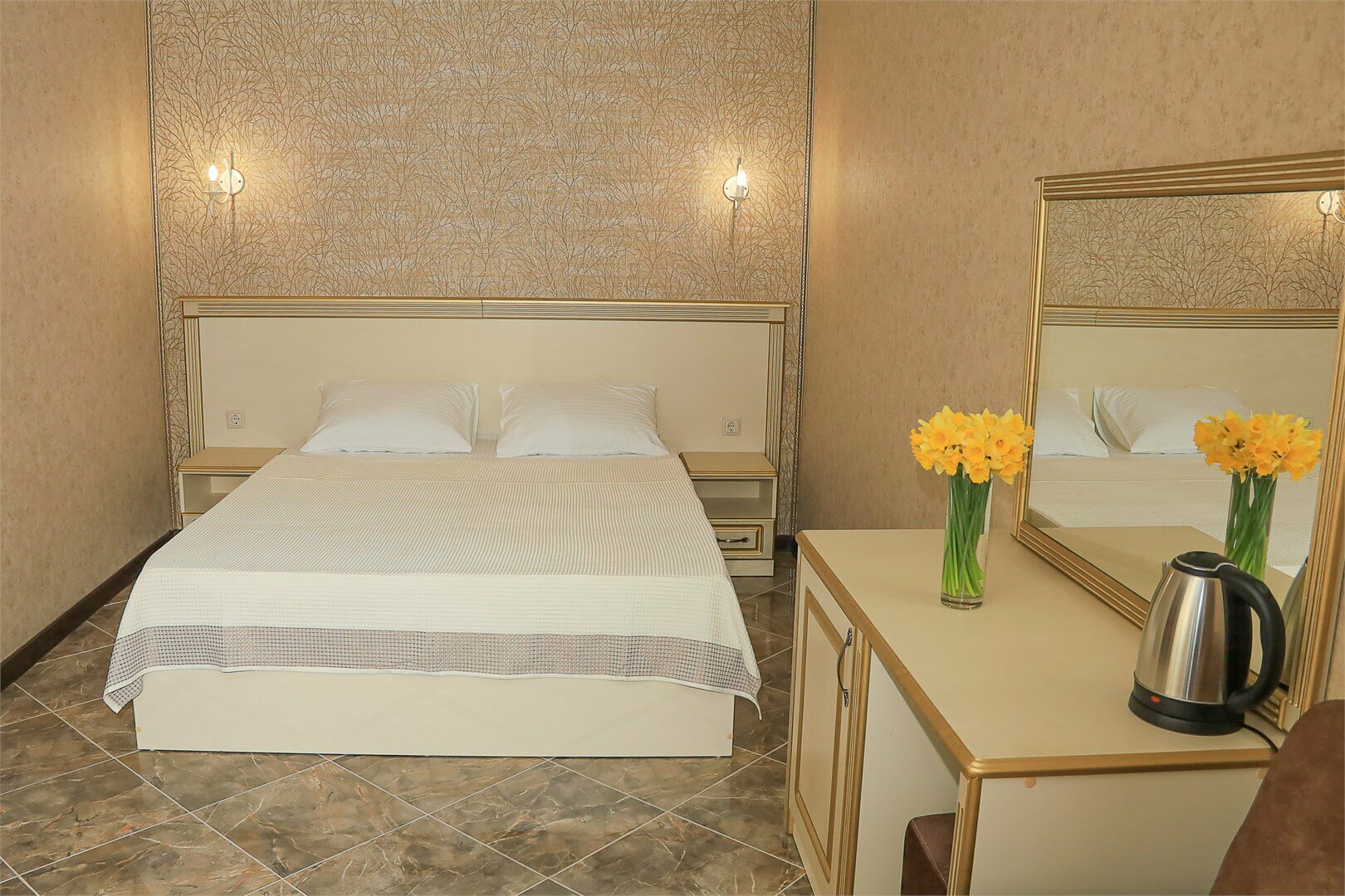 Большой двухместный номер с видом на бассейн и море