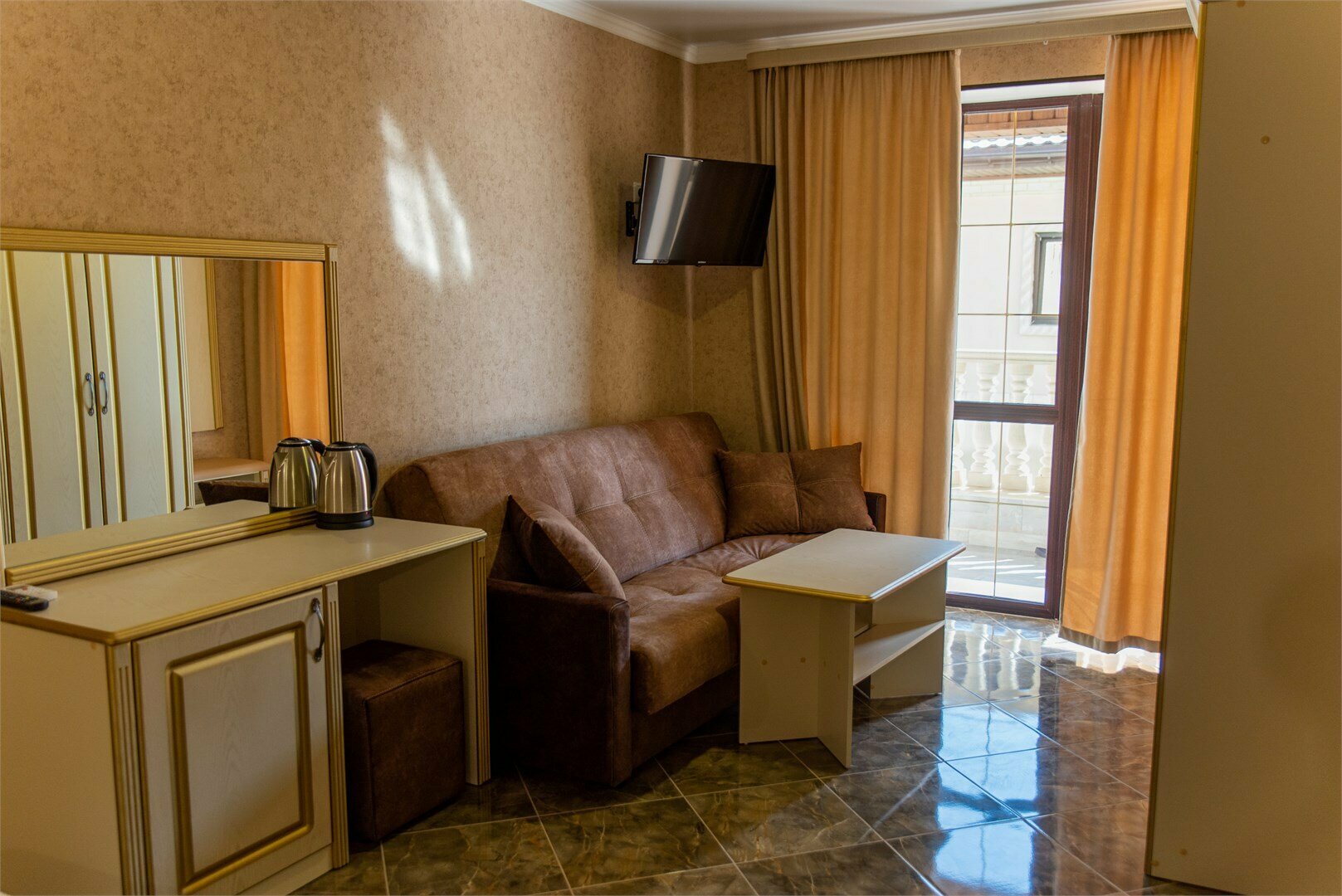 Большой двухместный номер с видом на бассейн и море