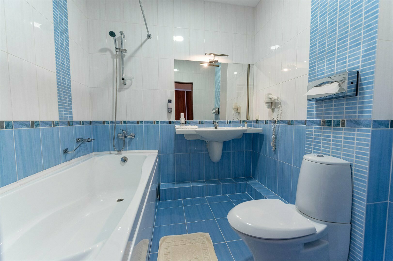 Трехместный