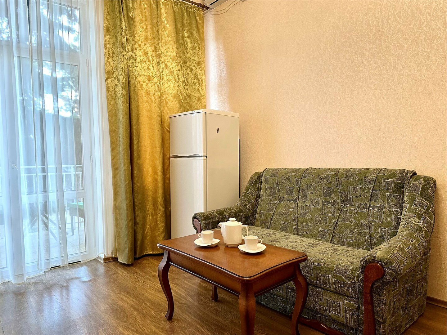 Номера Люкс с балконом с одной совместной кроватью с видом во двор