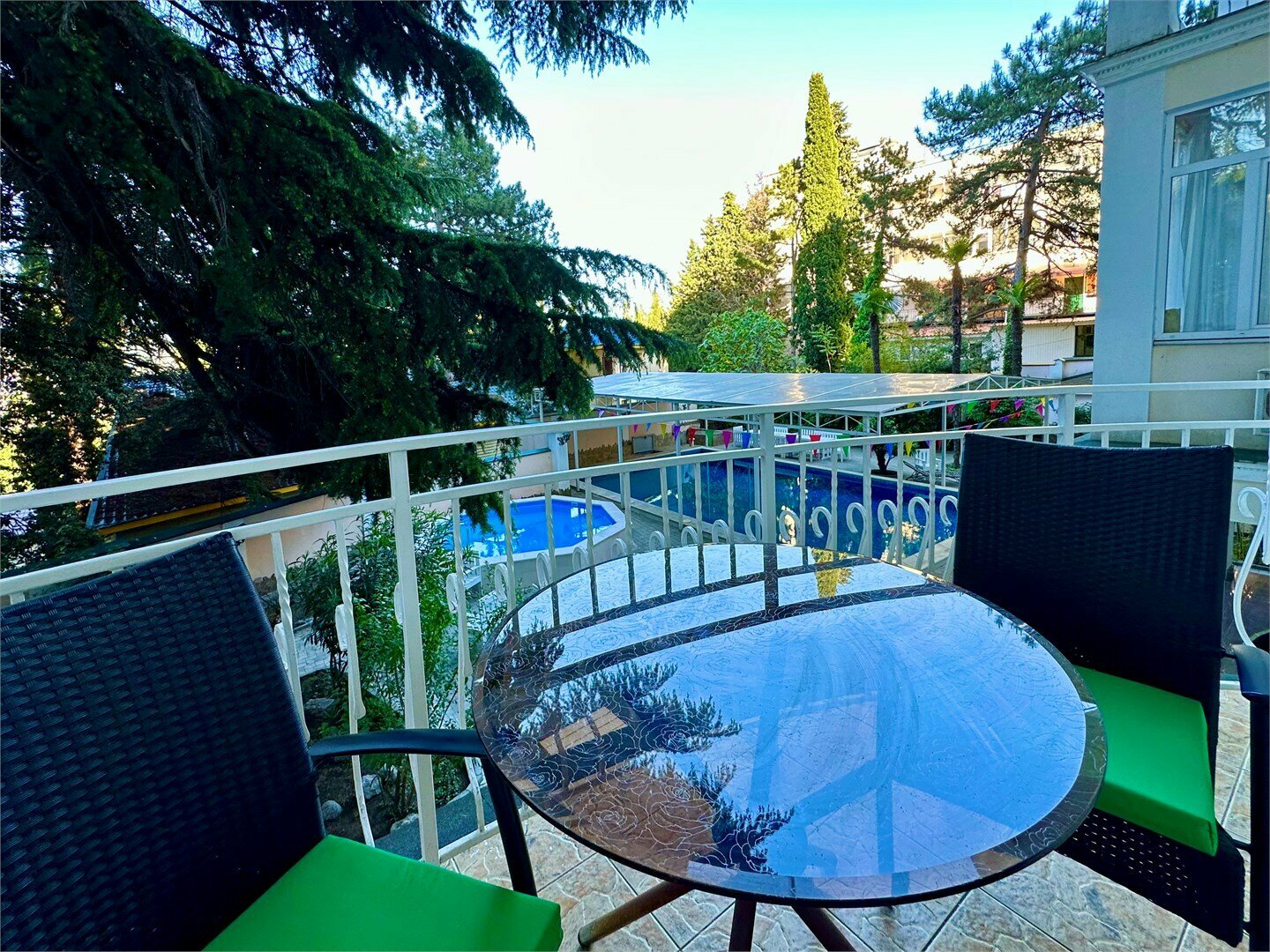 Номера Люкс с балконом с одной совместной кроватью с видом во двор