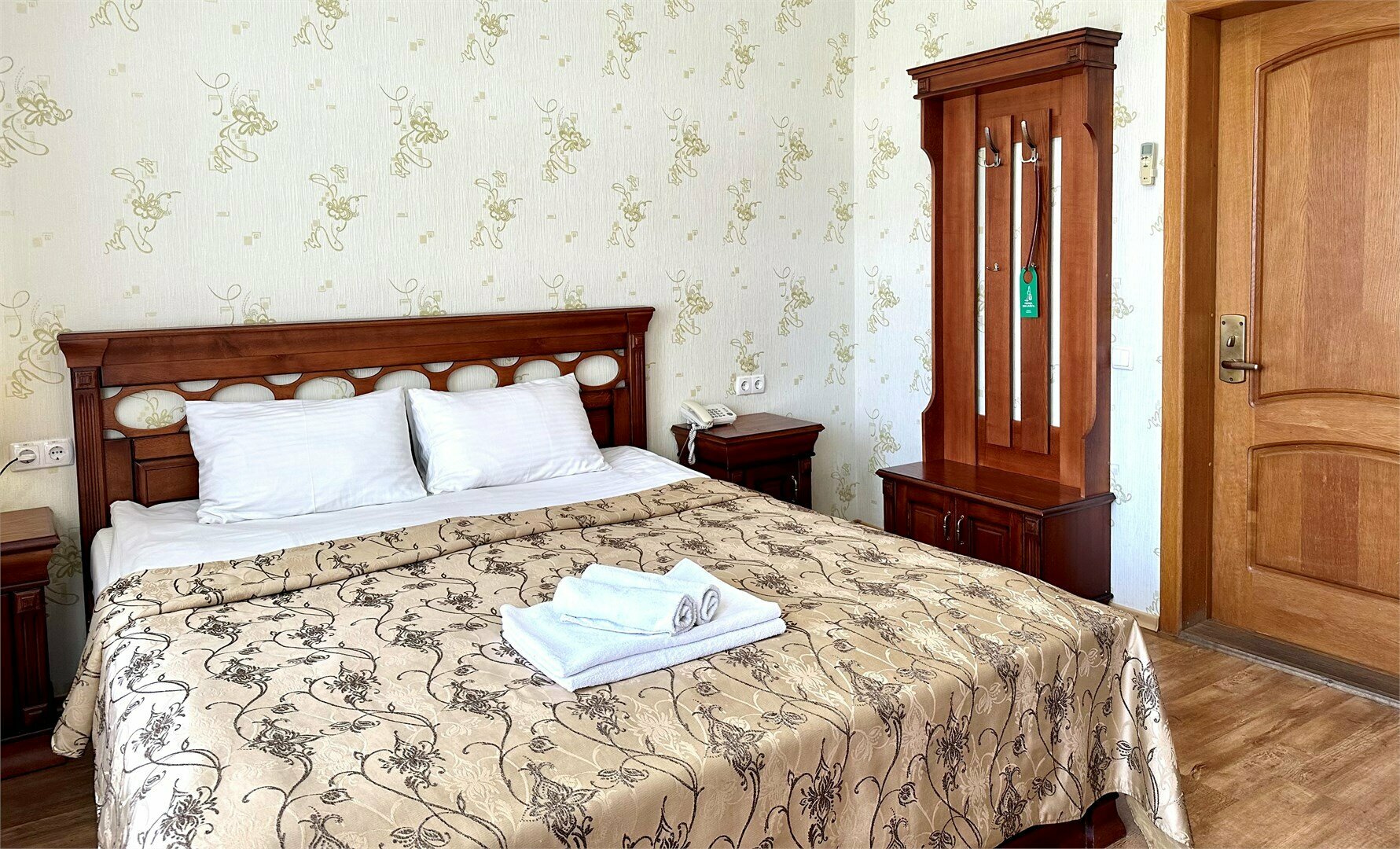 Номера Стандарт без балкона с одной совместной кроватью с видом во двор