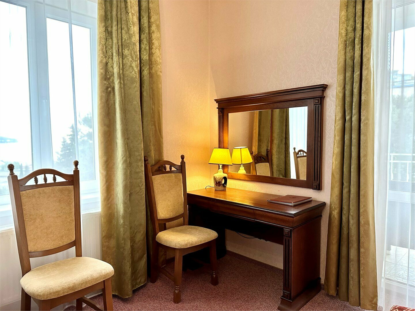 Номера Комфорт с балконом с одной совместной кроватью с видом на море