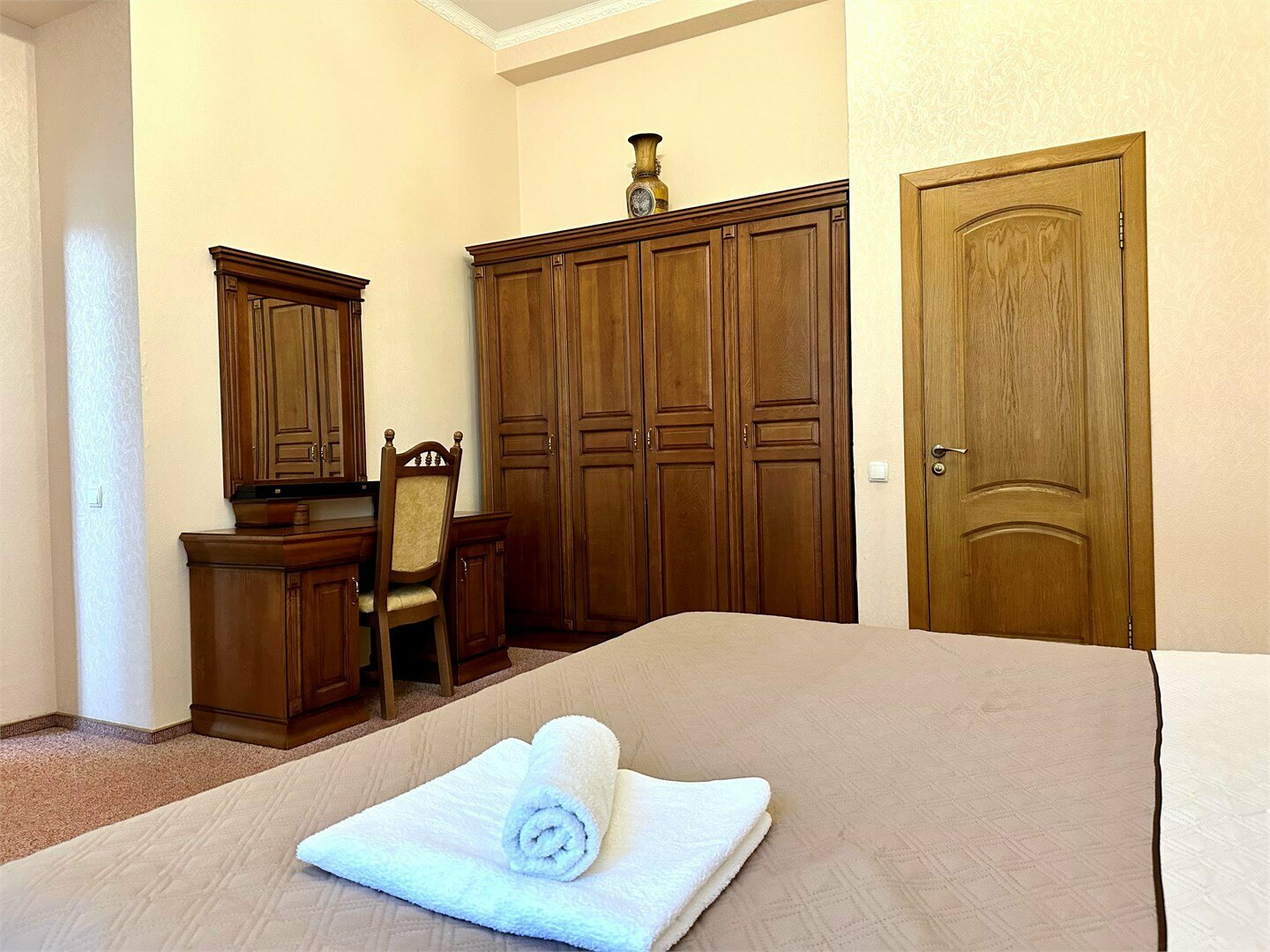 Номера Люкс с балконом с одной совместной кроватью с видом во двор