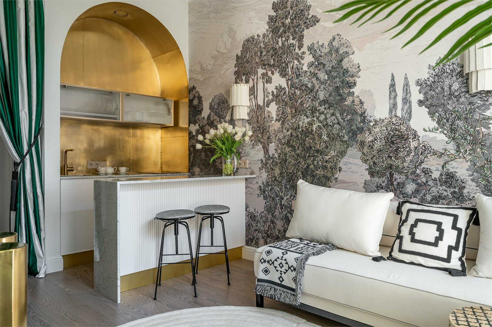 Улучшенный апартамент с балконом "Парижский Лес"