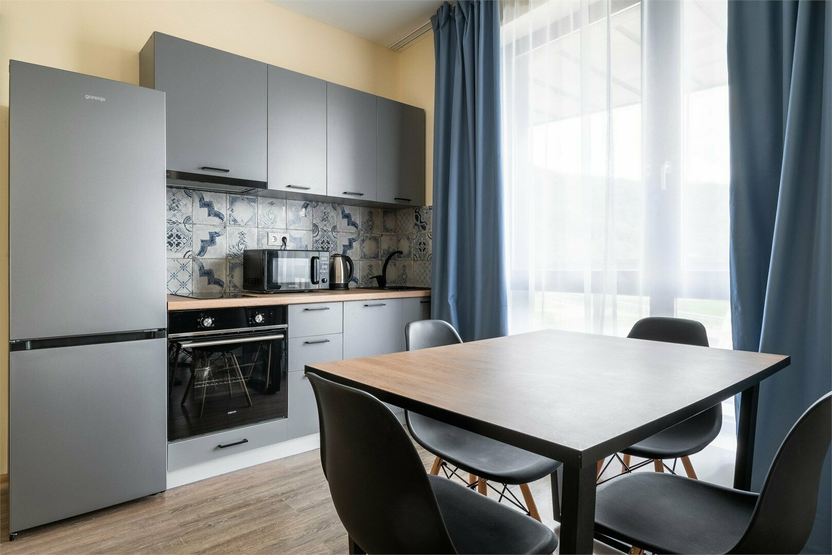 Улучшенные апартаменты с 2 спальнями  ( одна двуспальная кровать и две односпальные)