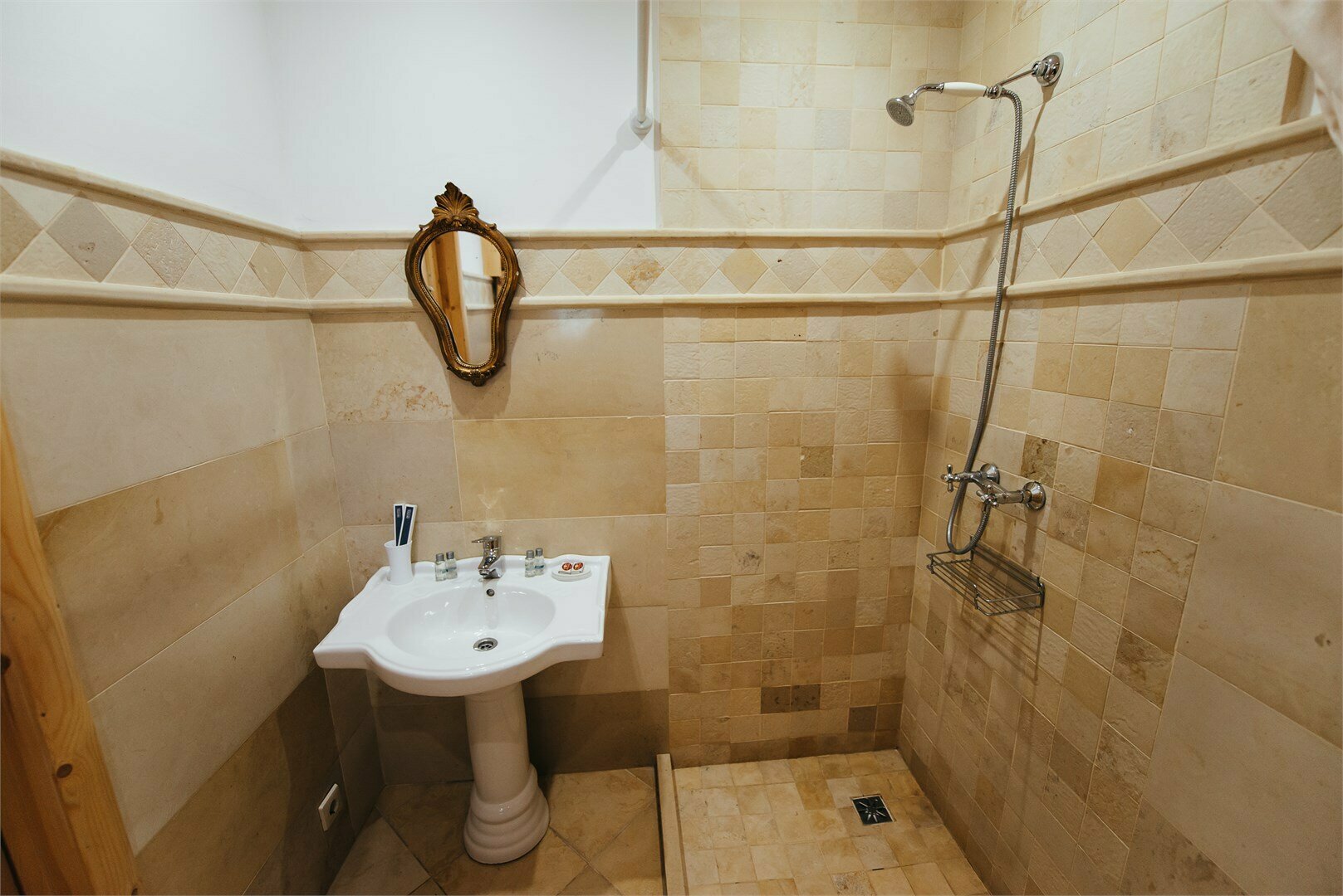 Номер с панорамными окнами в дворовой избе "Берёзки"