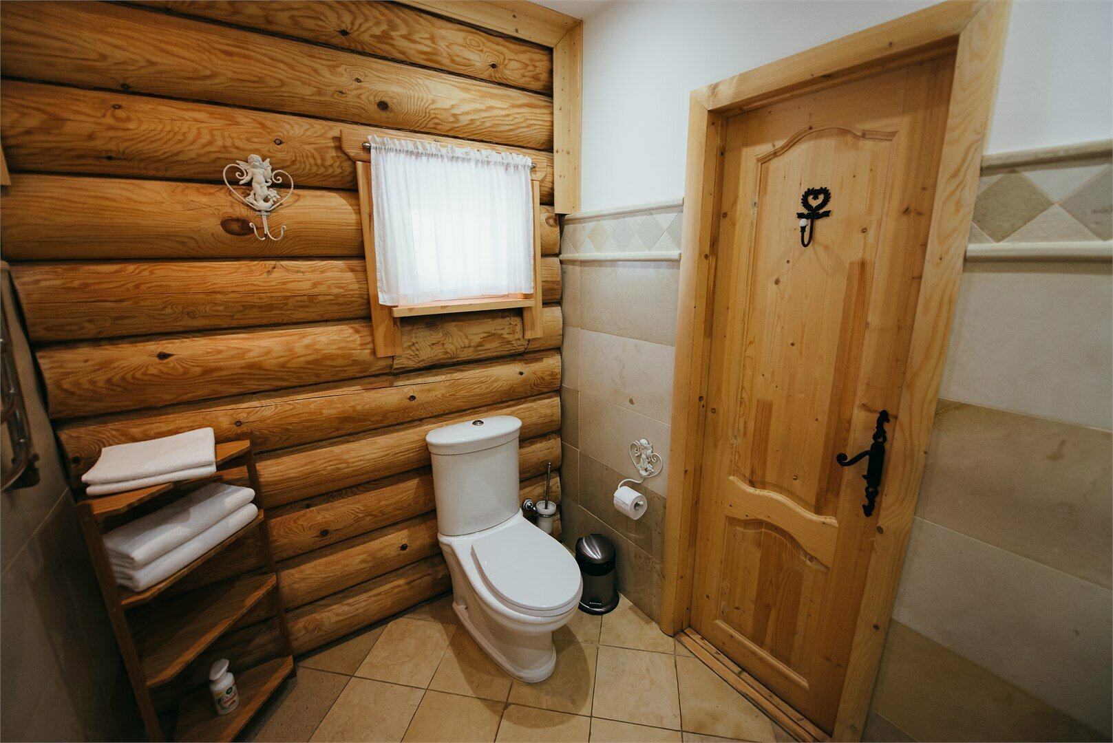 Номер с панорамными окнами в дворовой избе "Берёзки"