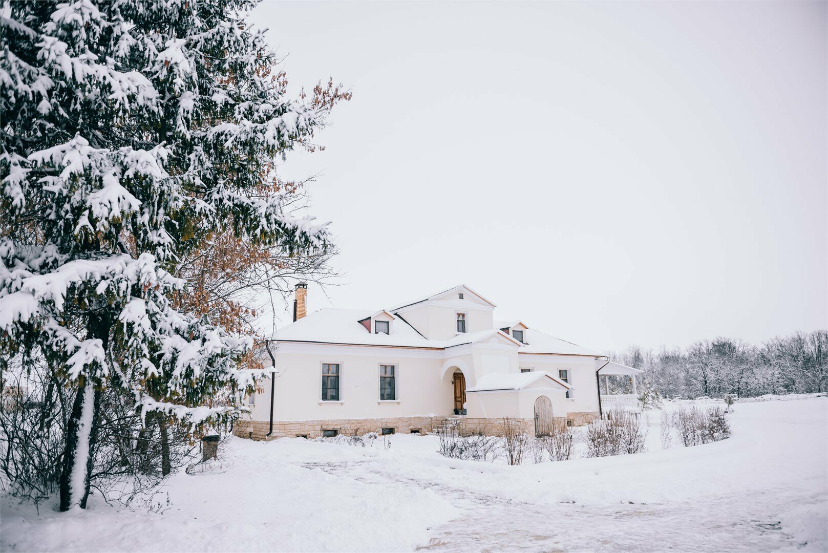 Левое крыло дома с мезонином
