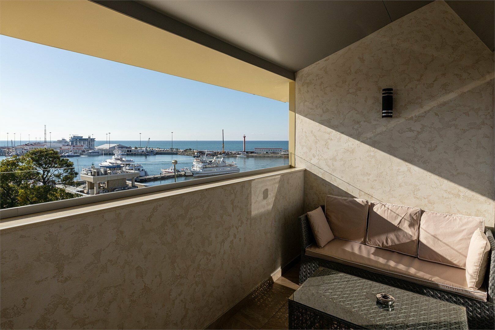 ДЕЛЮКС С ВИДОМ НА МОРСКОЙ ПОРТ И БАЛКОНОМ