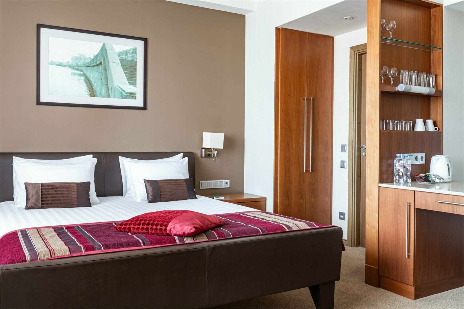 Номер-Студия с мини-кухней и одной большой кроватью