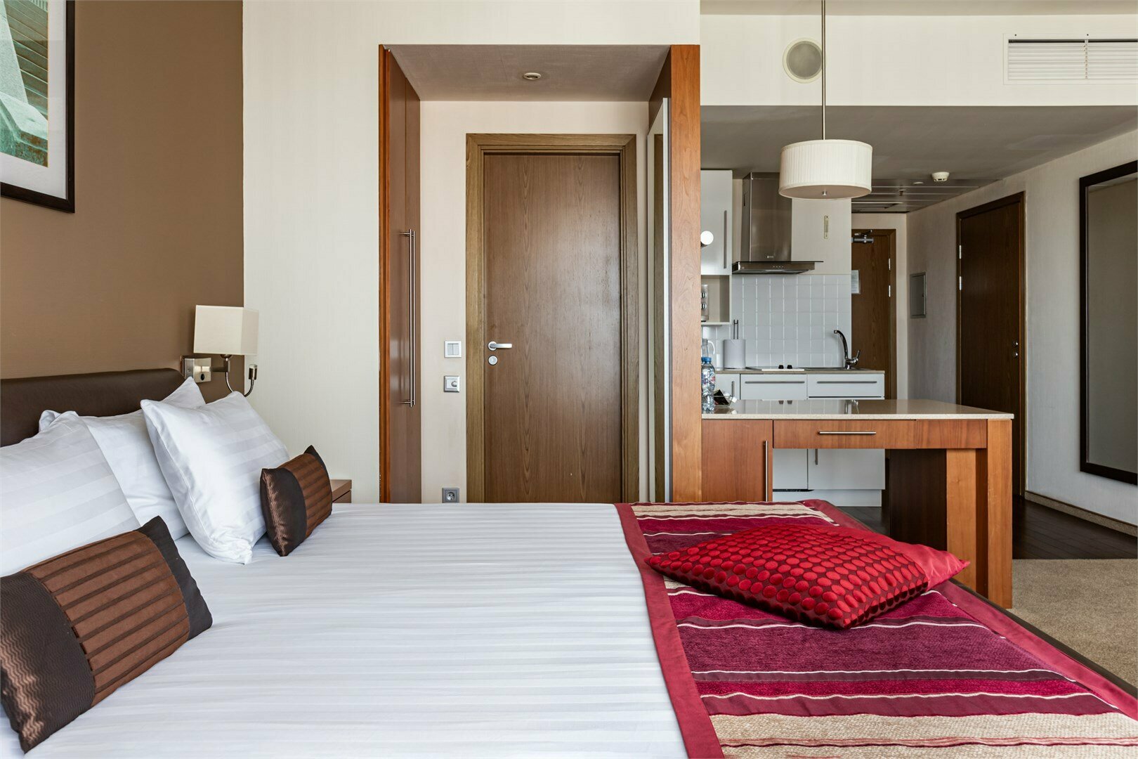 Номер-Студия с мини-кухней и одной большой кроватью