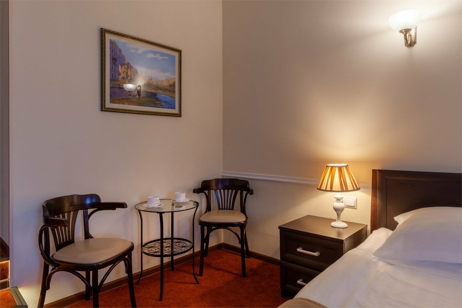 УЛУЧШЕННЫЙ просторный номер с 1 кроватью King-size или 2 односпальными  кроватями, прекрасным видом на Невский проспект или в тихий петербургский дворик