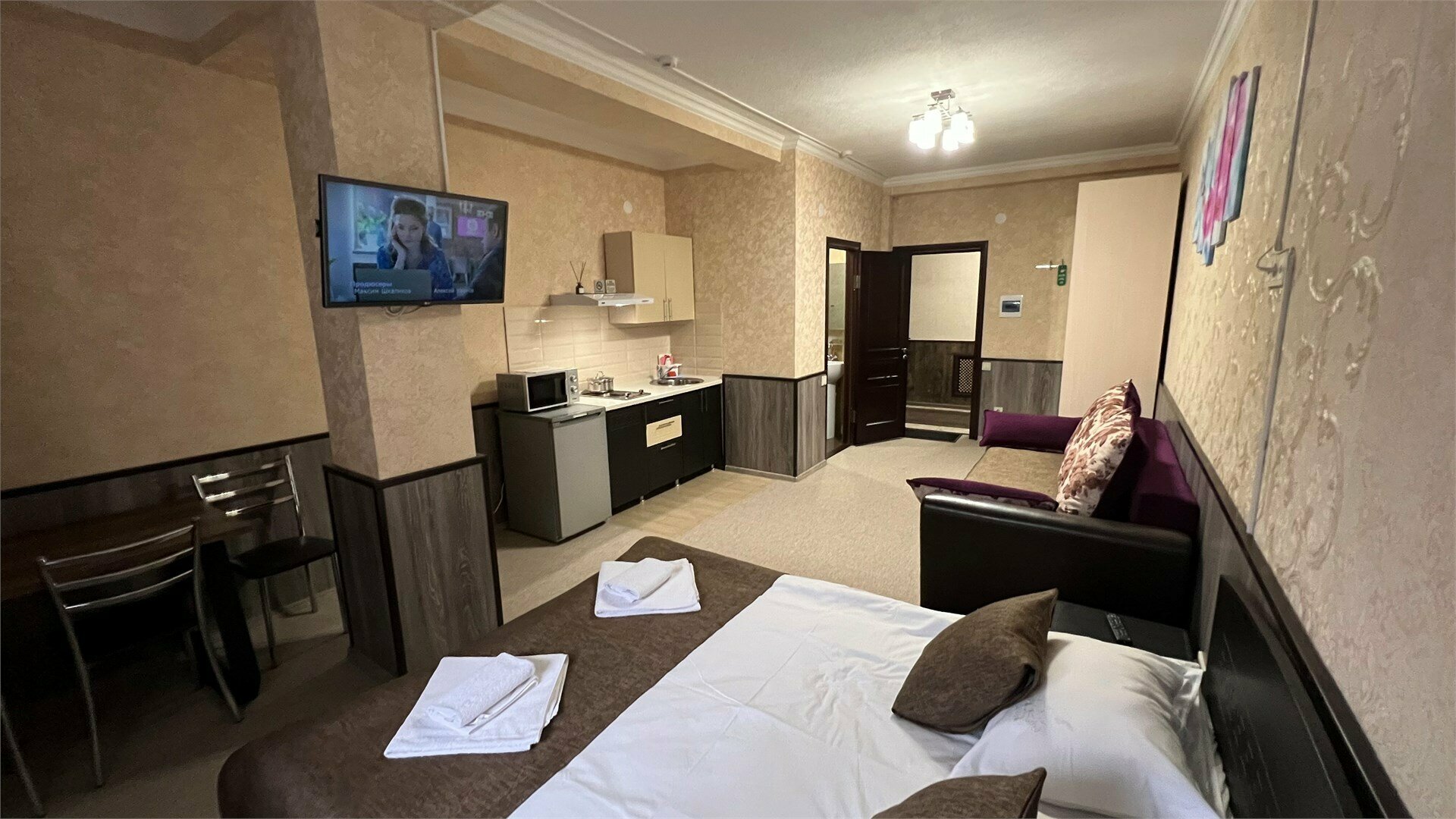 Студия трехместная с двуспальной кроватью и диваном