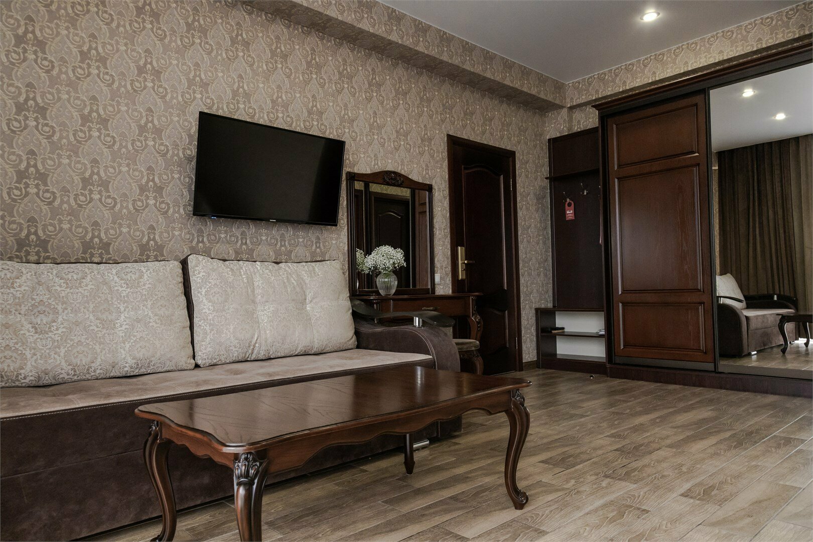 Люкс с балконом и видом на внутренний двор