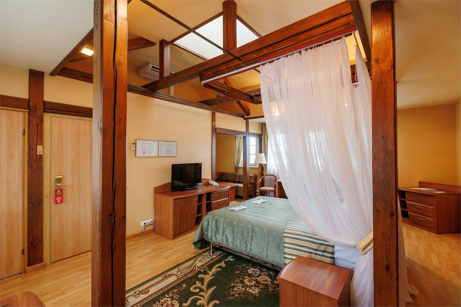 Большой семейный номер (для 2 взрослых и 2 детей в возрасте до 10 лет)