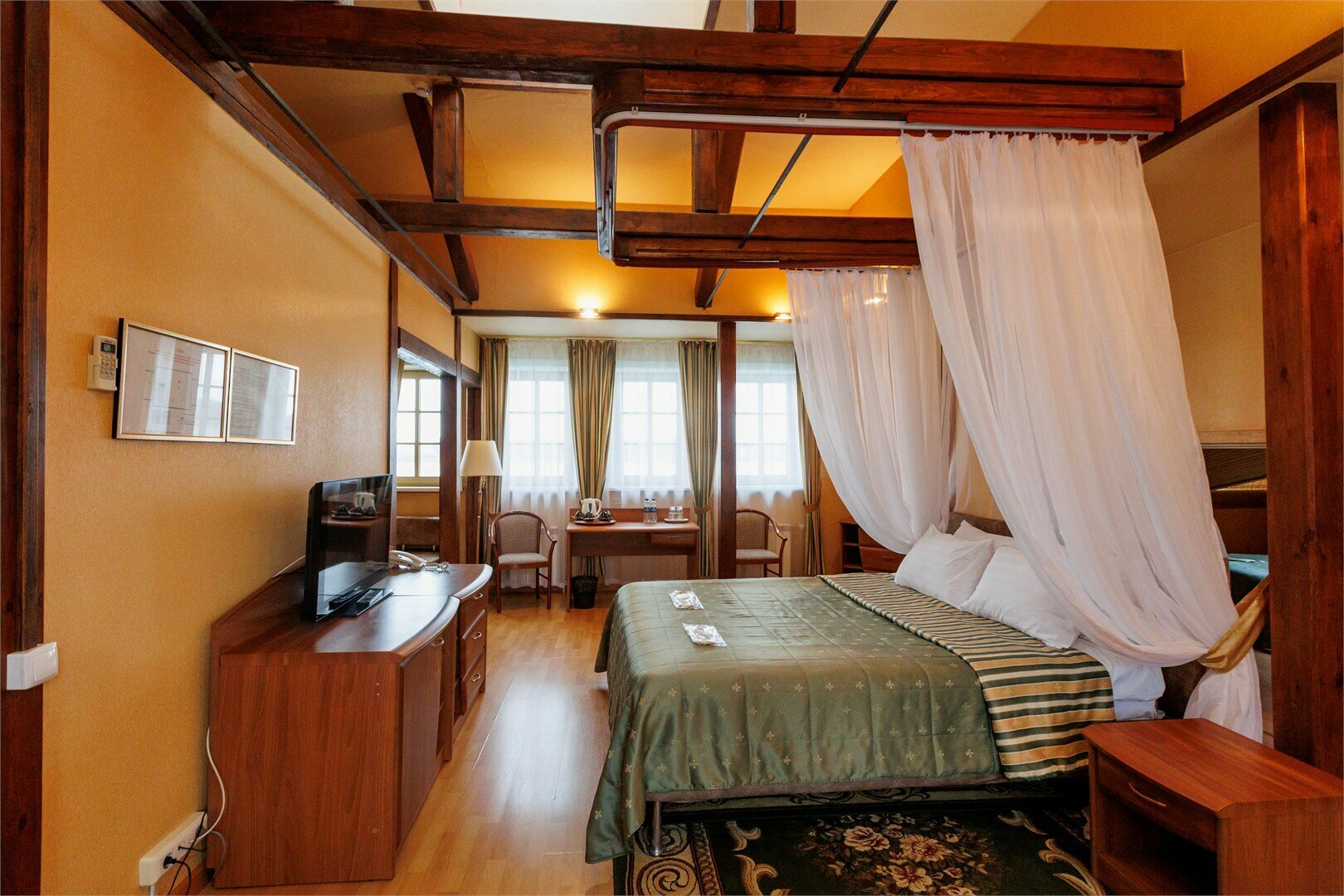 Большой семейный номер (для 2 взрослых и 2 детей в возрасте до 10 лет)