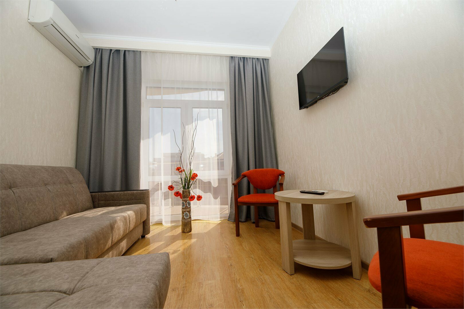 Двухкомнатный люкс с видом на бассейн