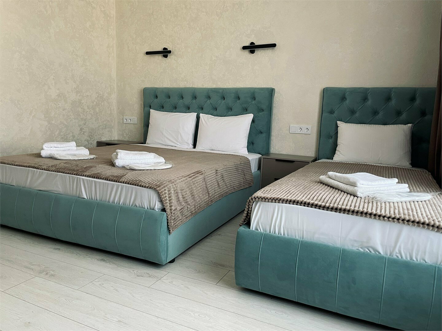 3-х местный номер "Комфорт" с двух и односпальной кроватями