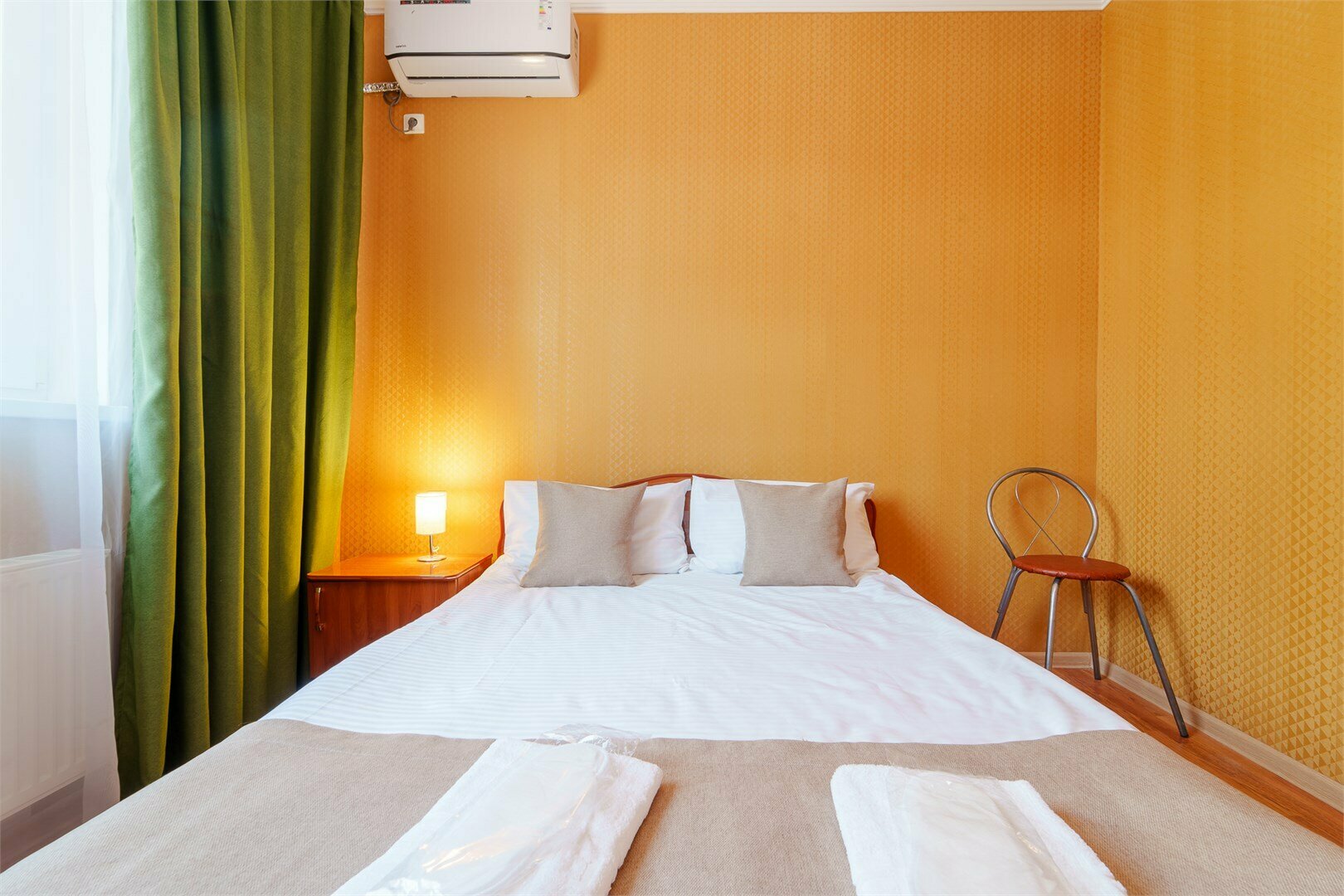 ЭКОНОМ с ЗАВТРАКОМ (двухместный номер  с большой кроватью  и  ванной комнатой рядом с номером)