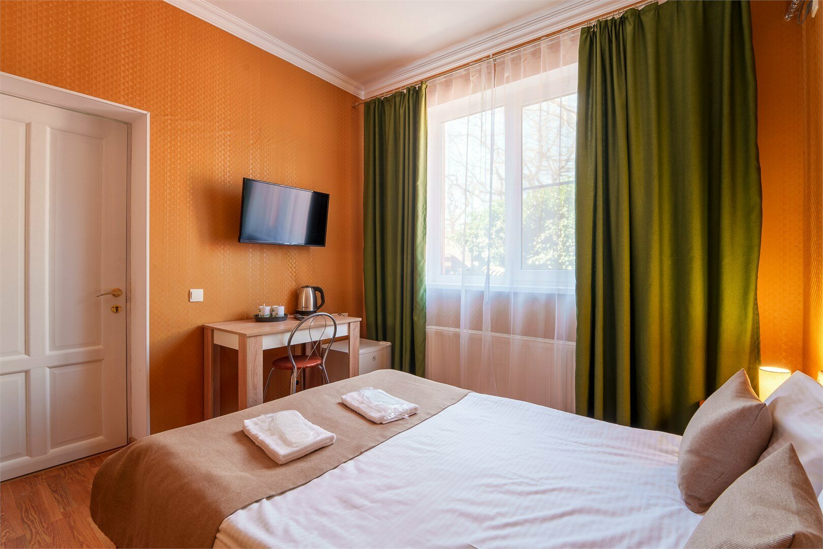 ЭКОНОМ с ЗАВТРАКОМ (двухместный номер  с большой кроватью  и  ванной комнатой рядом с номером)