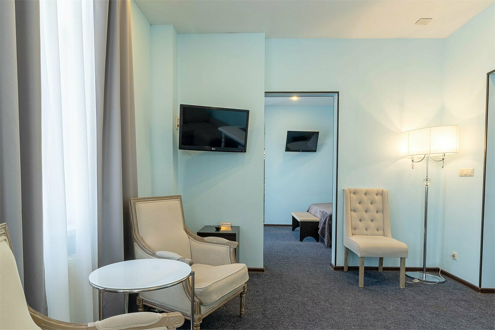 Двухкомнатный люкс с видом на озеро и с террасой