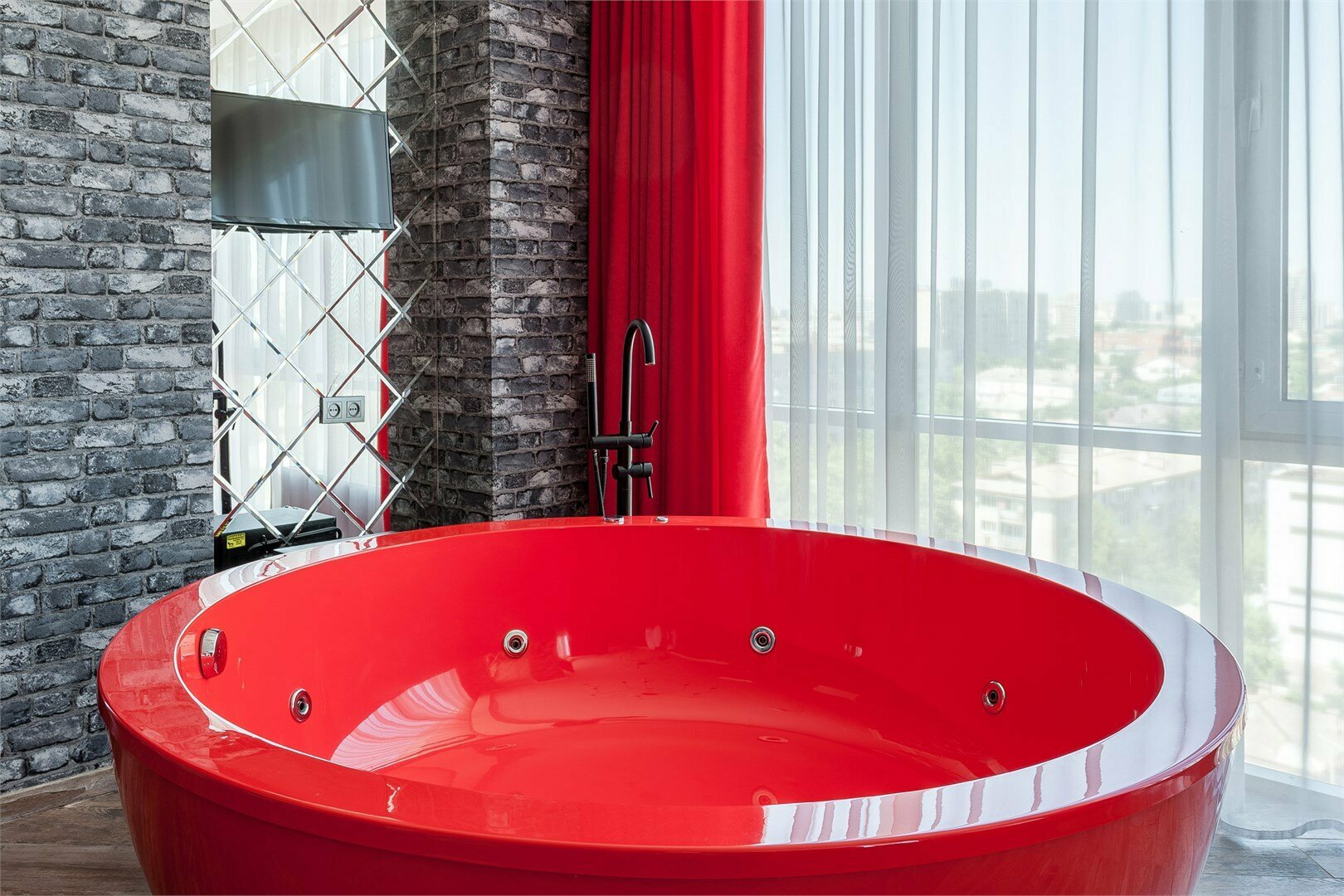 Люкс с джакузи (красный)