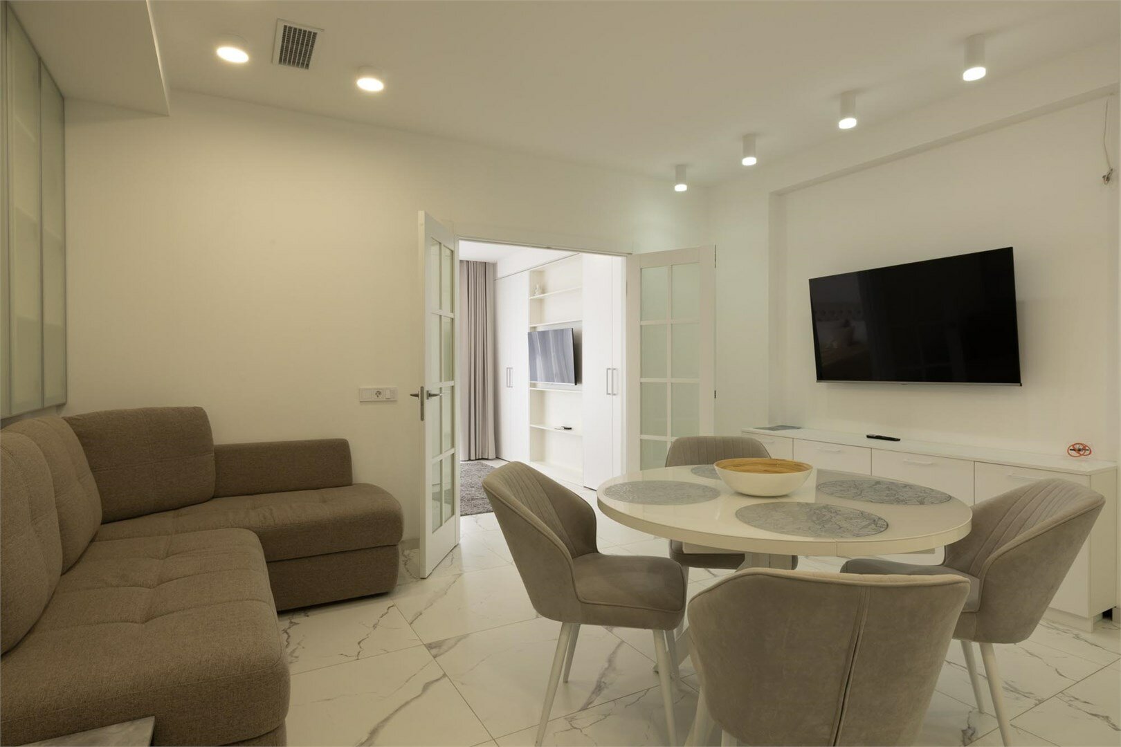 Двухкомнатные апартаменты с балконом и видом на море