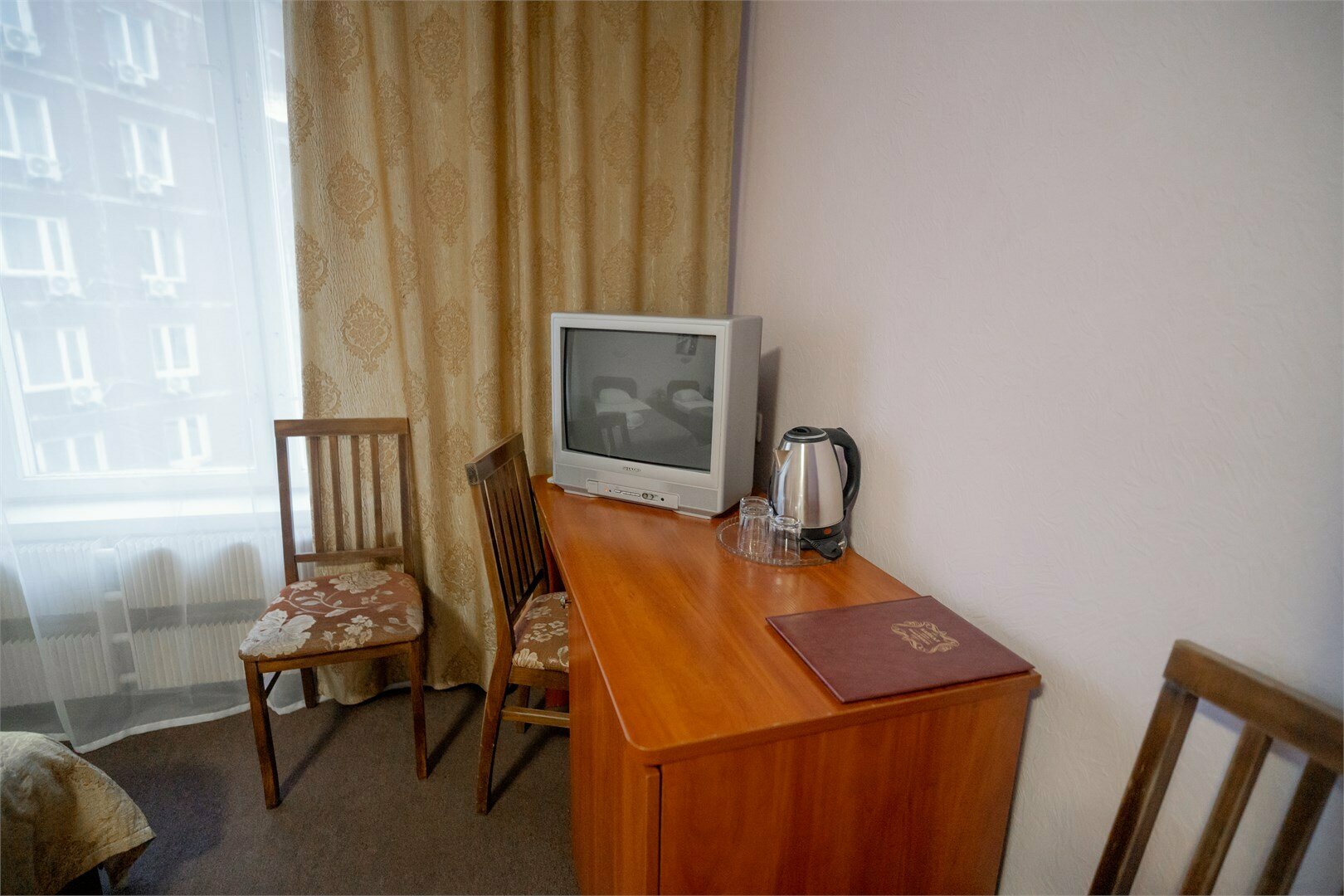 Эконом "Трёхместный" предоставляет возможность недорогого размещения до 3-х человек. Номер находится в блоке с  одноместным номером, санузел/ванна общие на два номера.