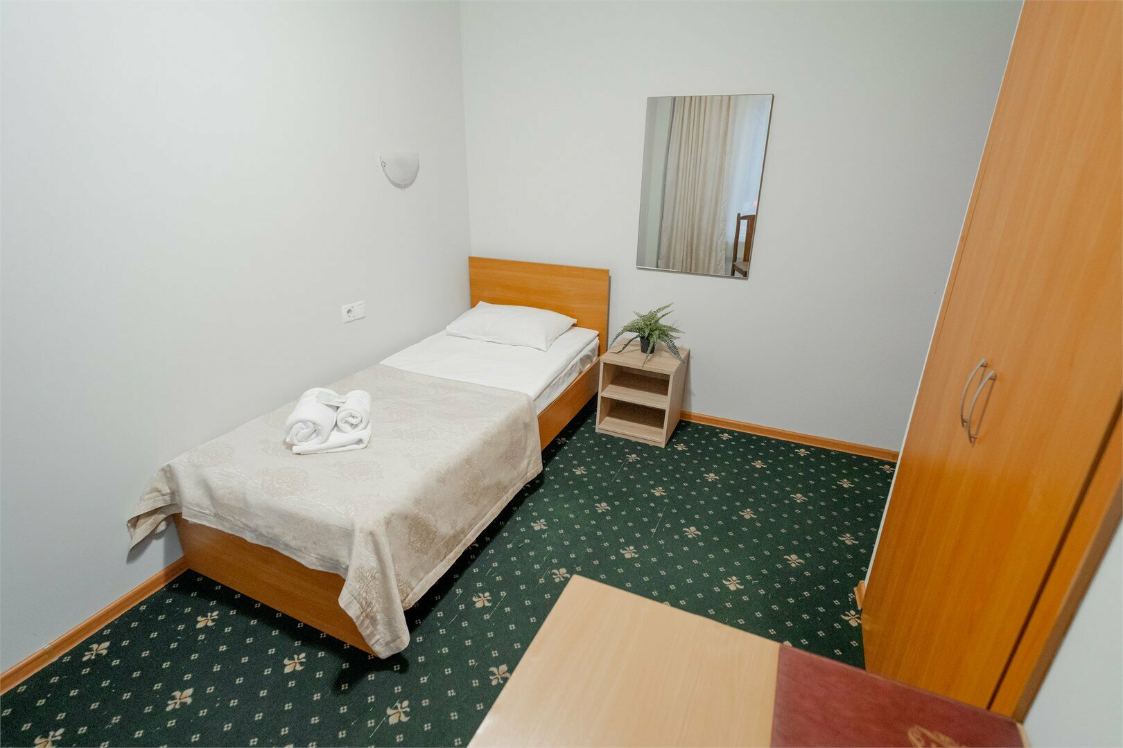 Эконом "Одноместный" номер для бюджетного и комфортабельного проживания.  Номер находится в блоке с  номерами категории "Эконом", санузел общий на два номера.