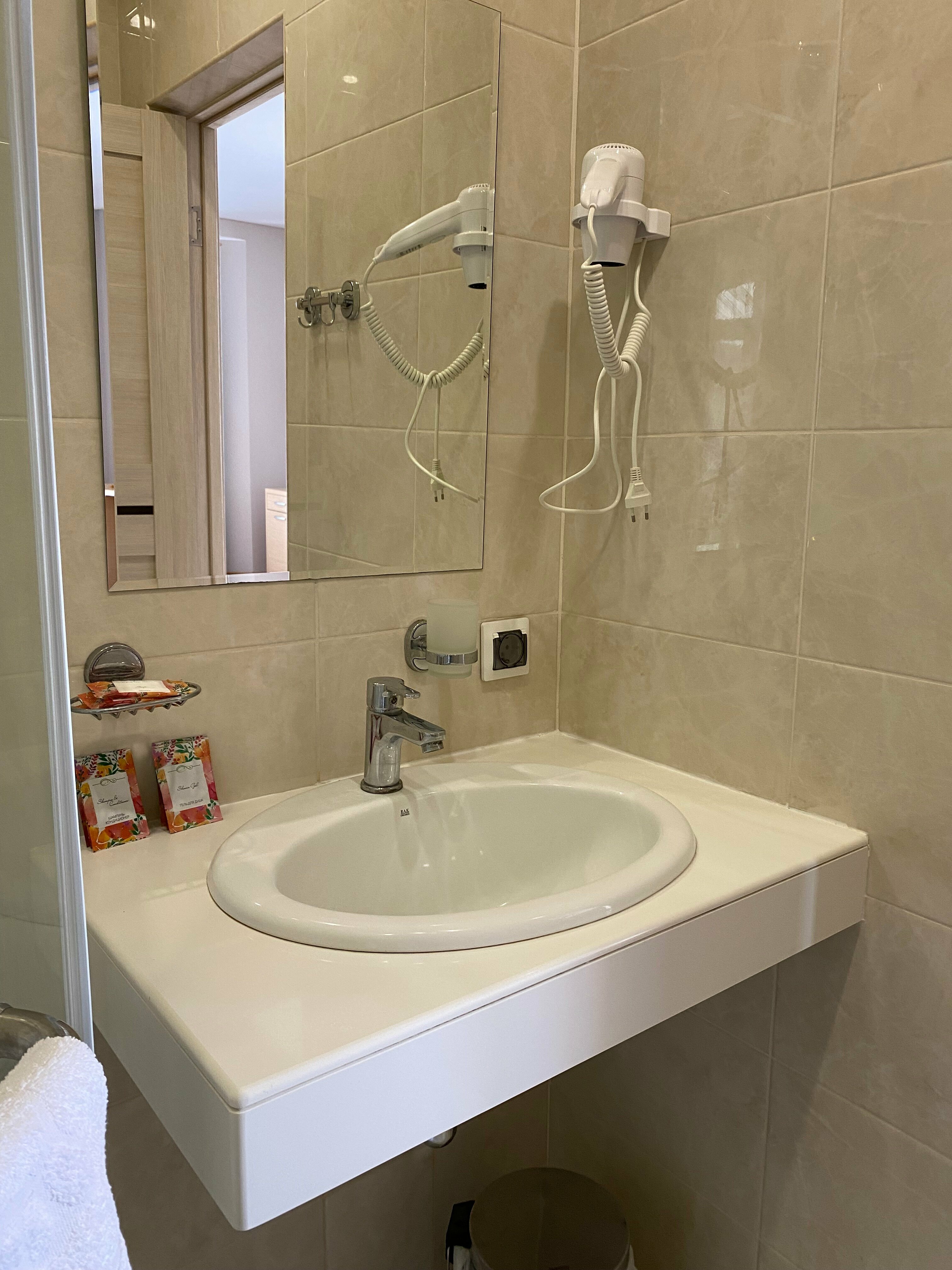 Студия двухместная с допместом и миникухней.