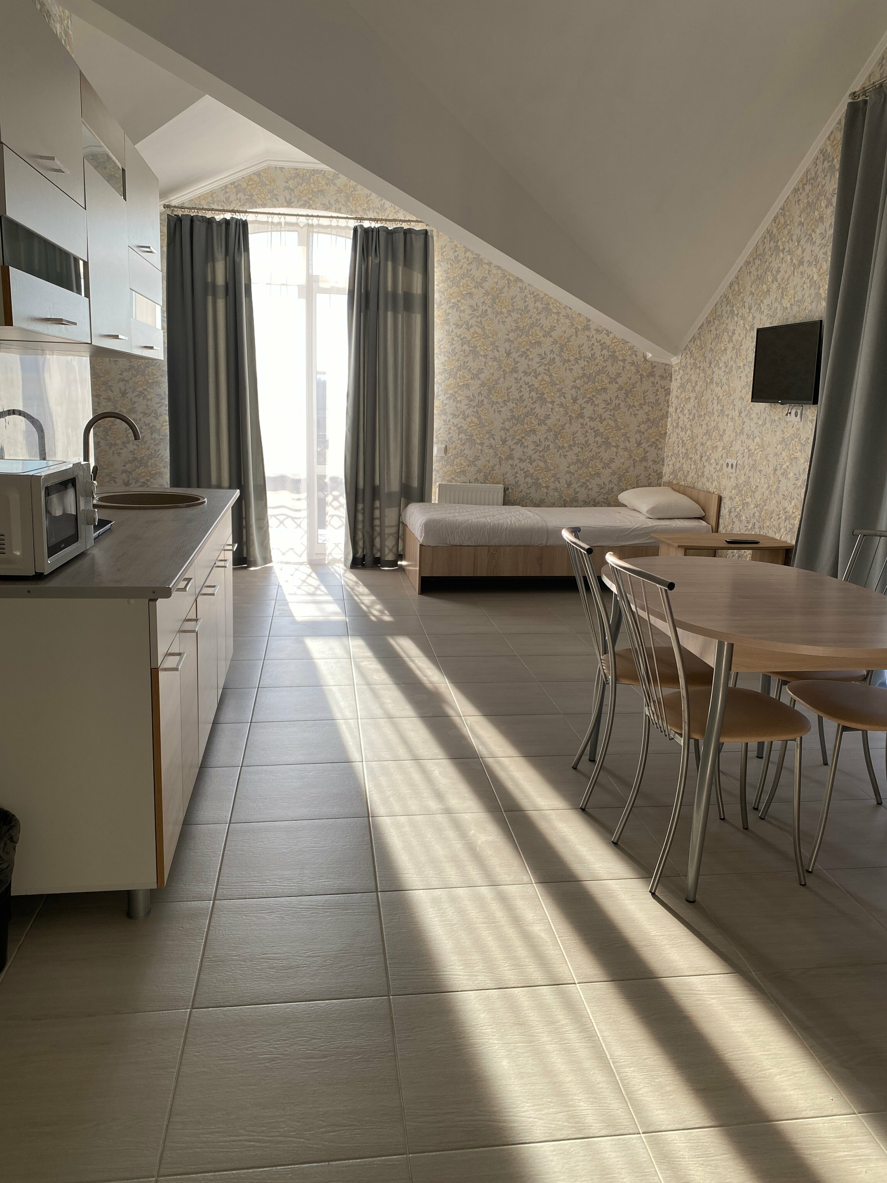 Студия 4-х местная с кухней и балконом.