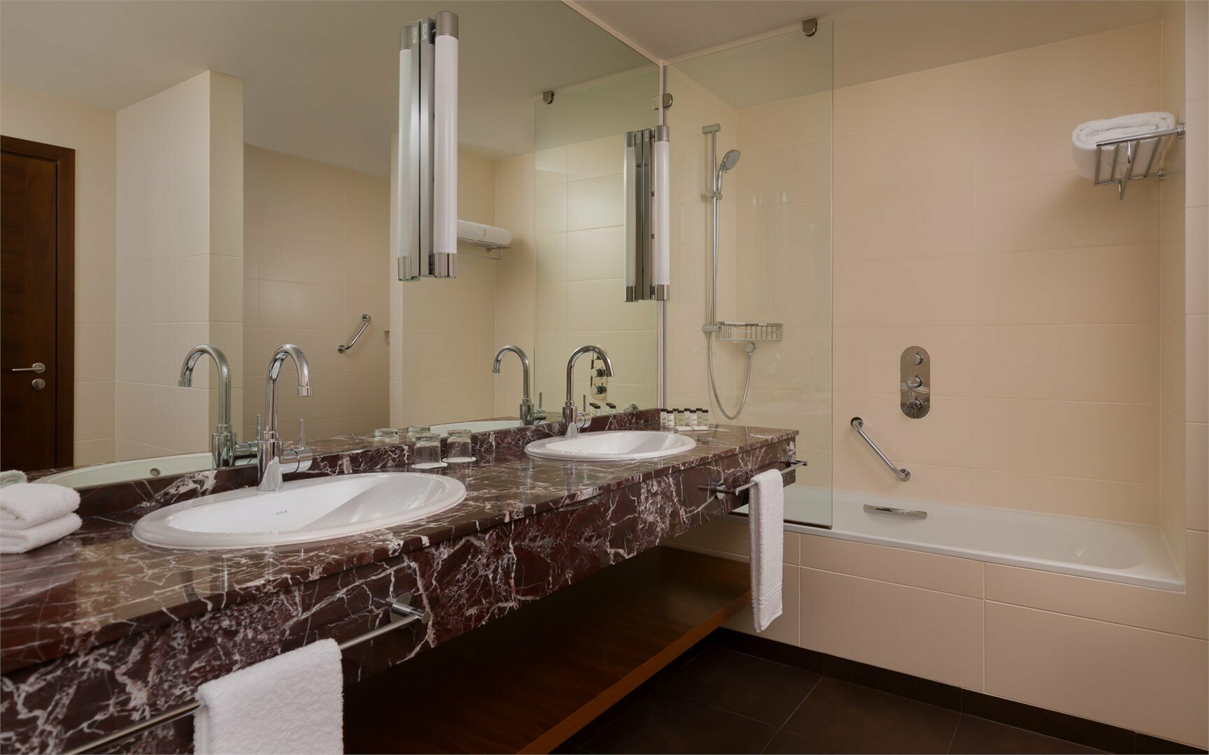 Двухкомнатный Люкс с одной большой кроватью King Size (200 см Х 200 см) и диваном кроватью (115 см Х 180 см)