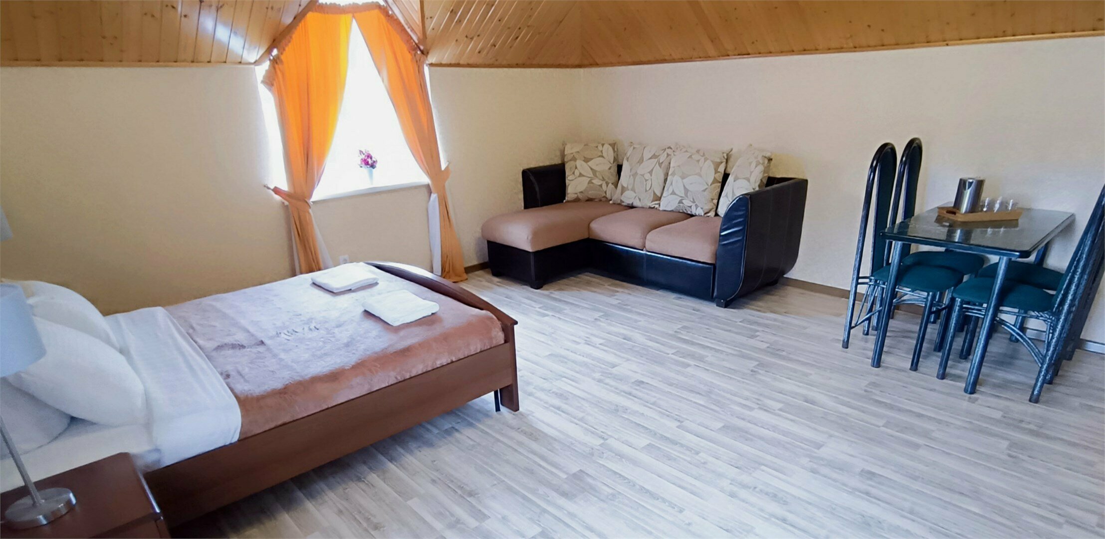 Двухкомнатный семейный номер на 6 человек с балконом