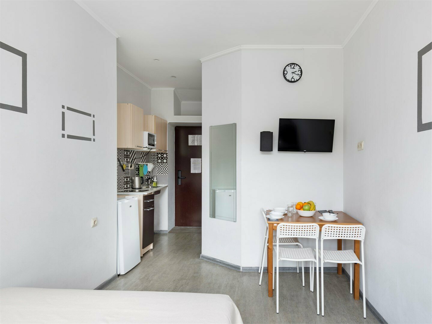 Студия с одной большой кроватью