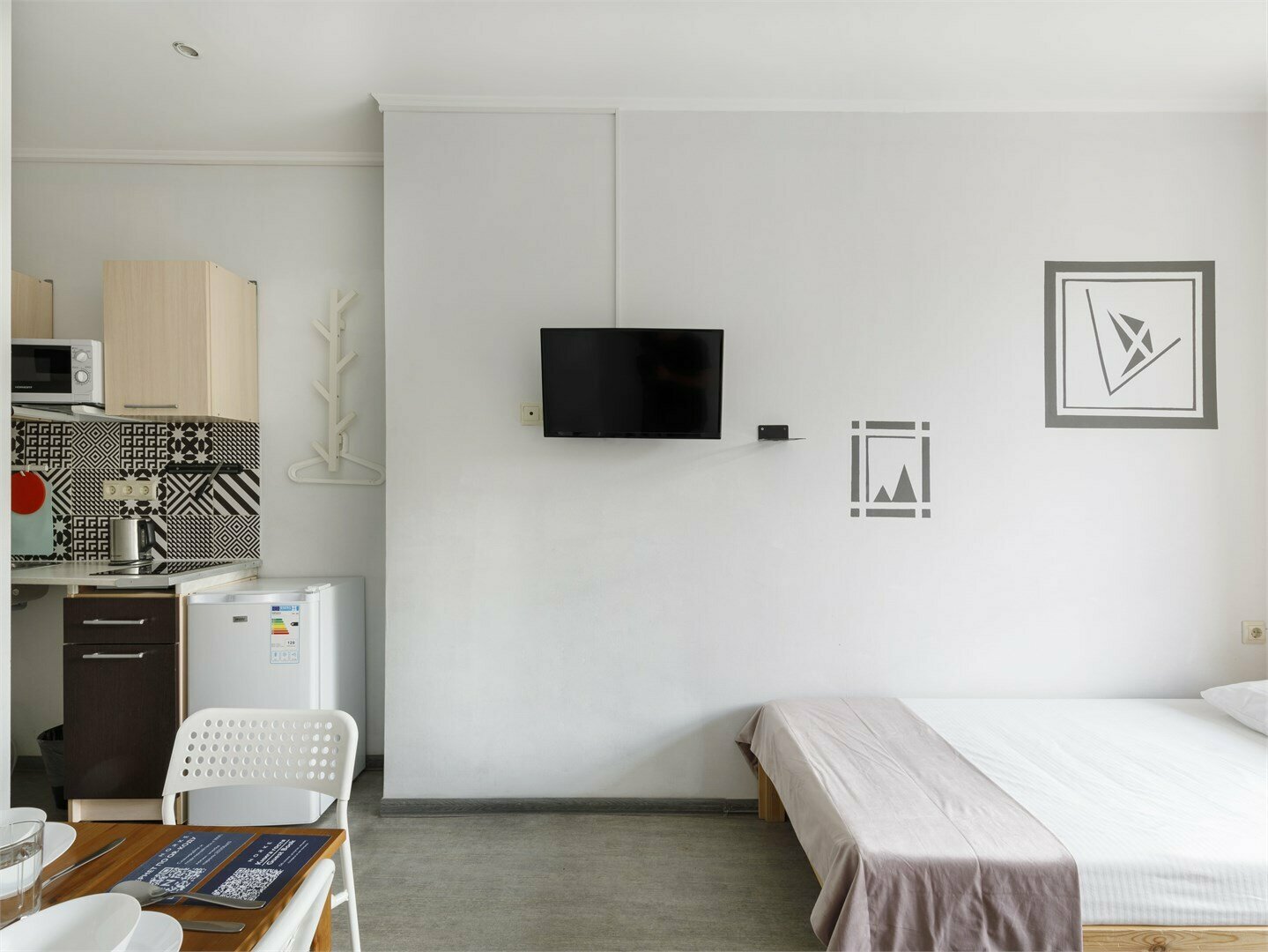 Трехместная бизнес студия с большой кроватью и с диваном