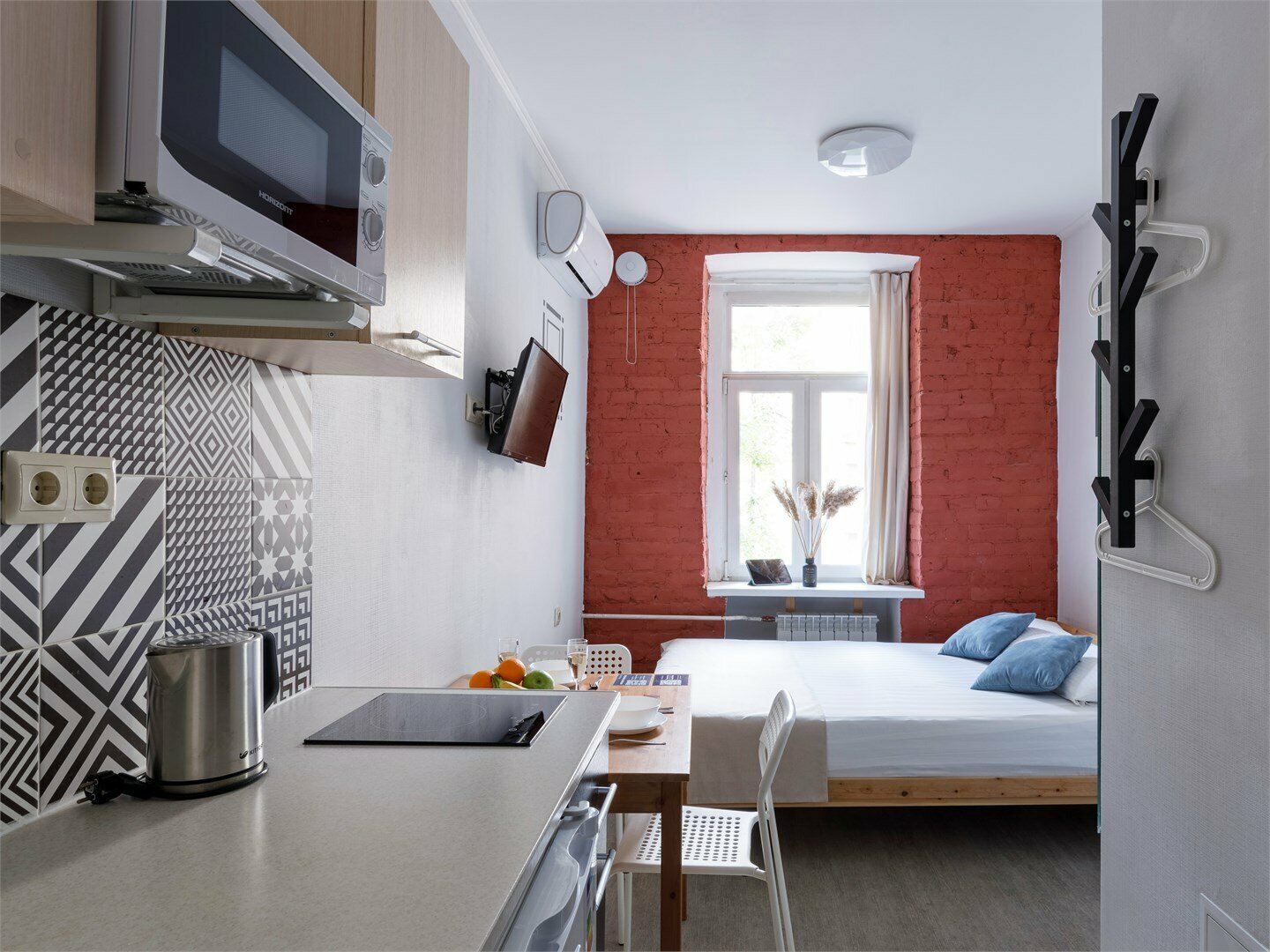 Студия с одной большой кроватью