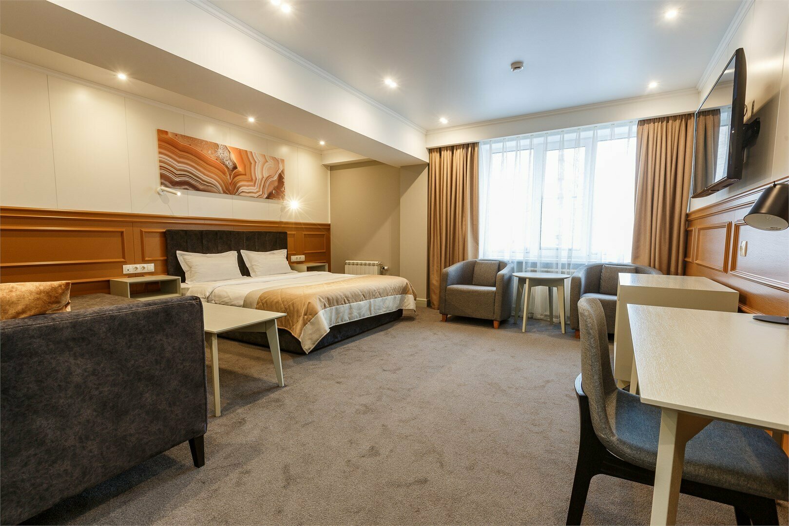 Джуниор Сюит