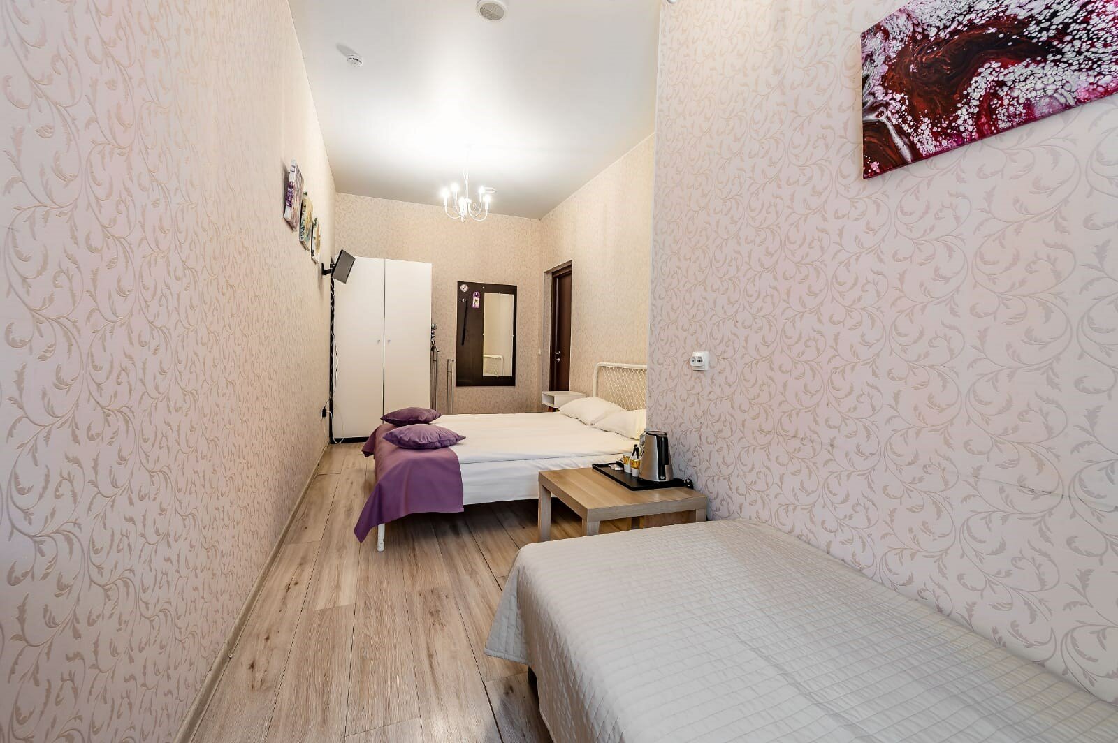 Бюджет 15м2 . Туалетная комната общая на 3 номера.